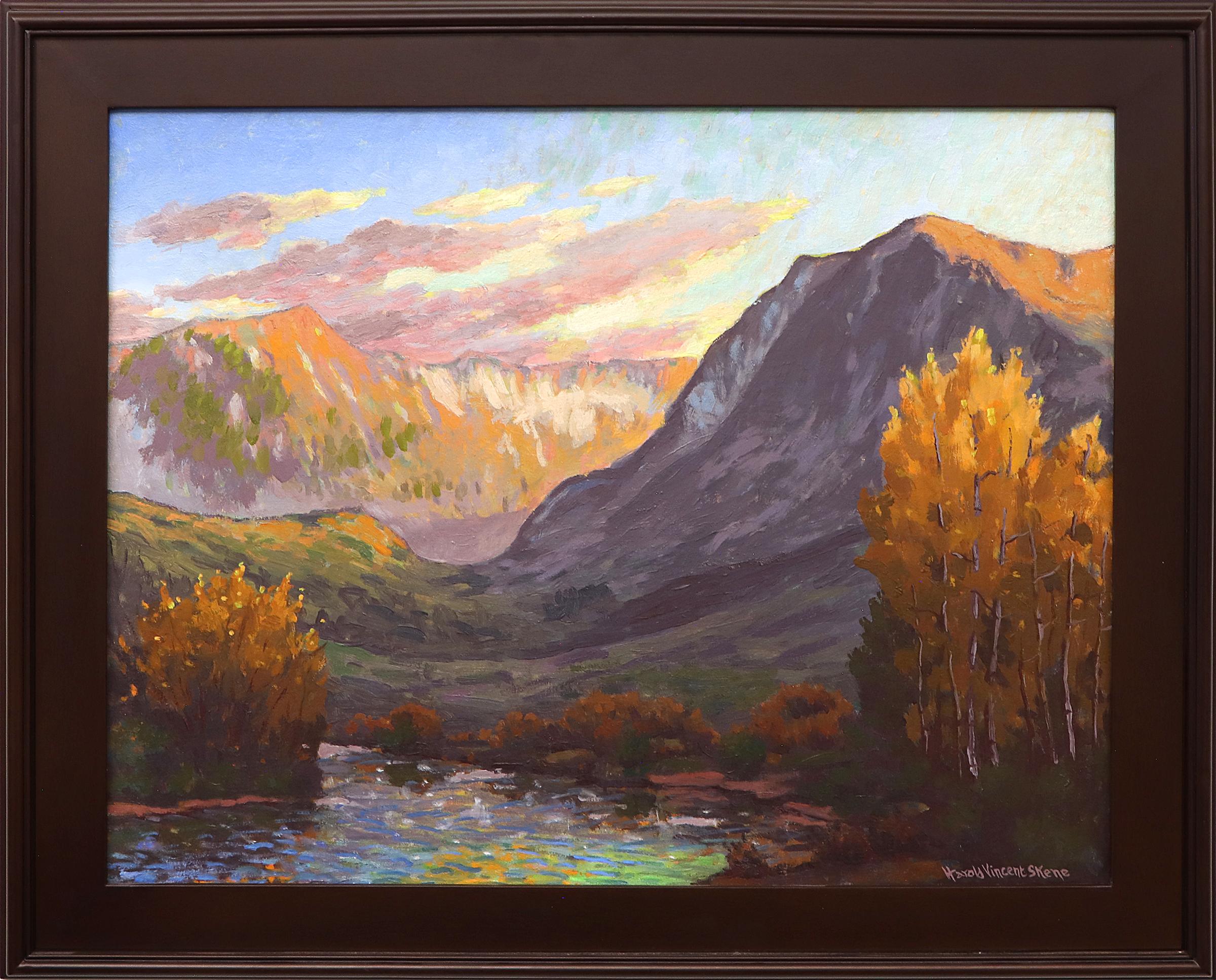 Huile sur panneau peinte en 1958 par Harold Vincent Skene (1883-1978) et intitulée 'Mountain Sunset'. Paysage d'automne dans les montagnes du Colorado, avec des feuilles changeantes sur fond de montagnes et de nuages.  Présentée dans un cadre