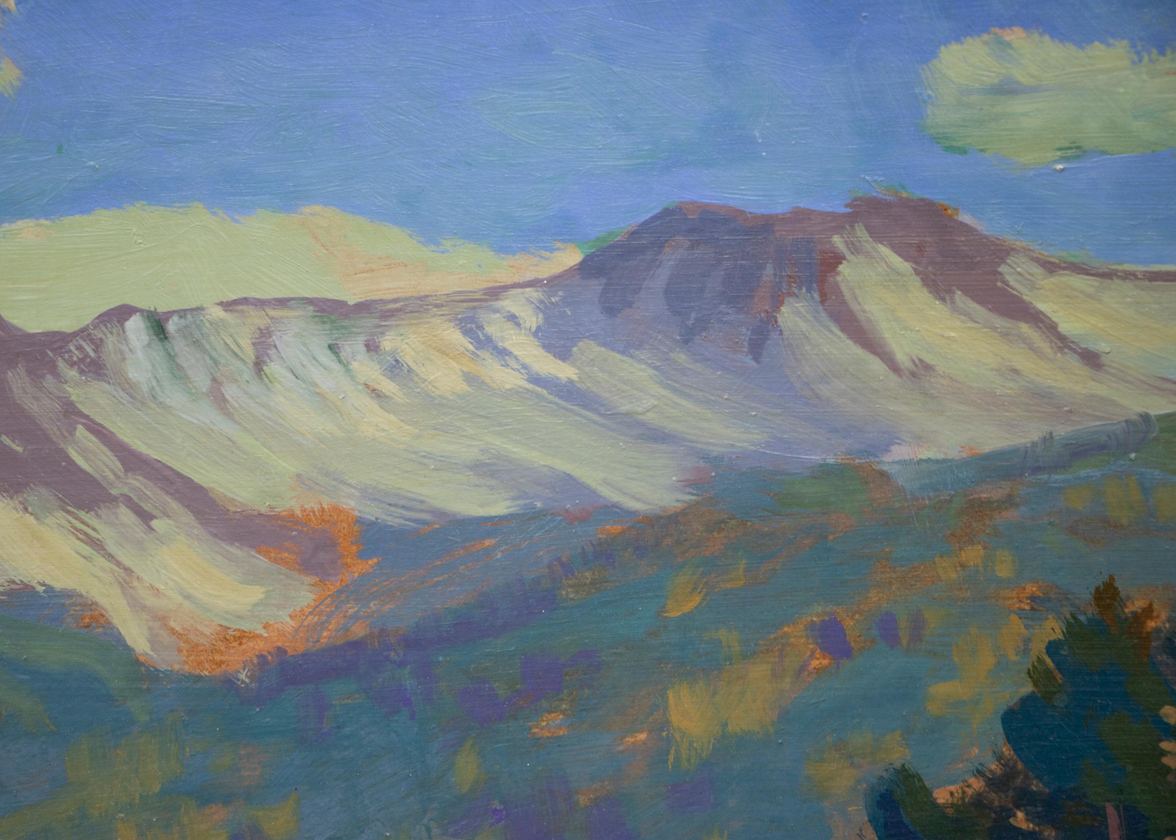 Este cuadro original de paisaje de época de los años 60, titulado Trío, muestra una serena escena de ciervos pastando en una pradera del Parque Nacional de Yellowstone, Wyoming. Pintada por el renombrado artista Harold Skene (1883-1978), la obra
