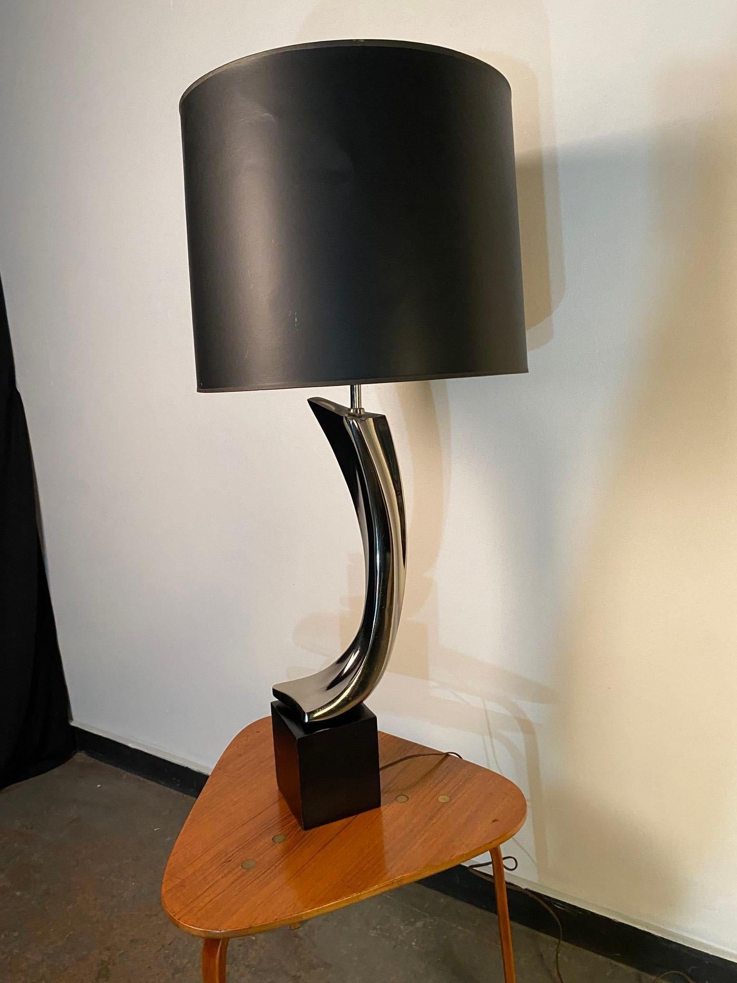 Charmante lampe de table chromée et émaillée noire, conçue par Harold Weiss et Richard Barr pour la Laurel Lamp Company. Un design fort avec suffisamment de présence pour se suffire à lui-même.