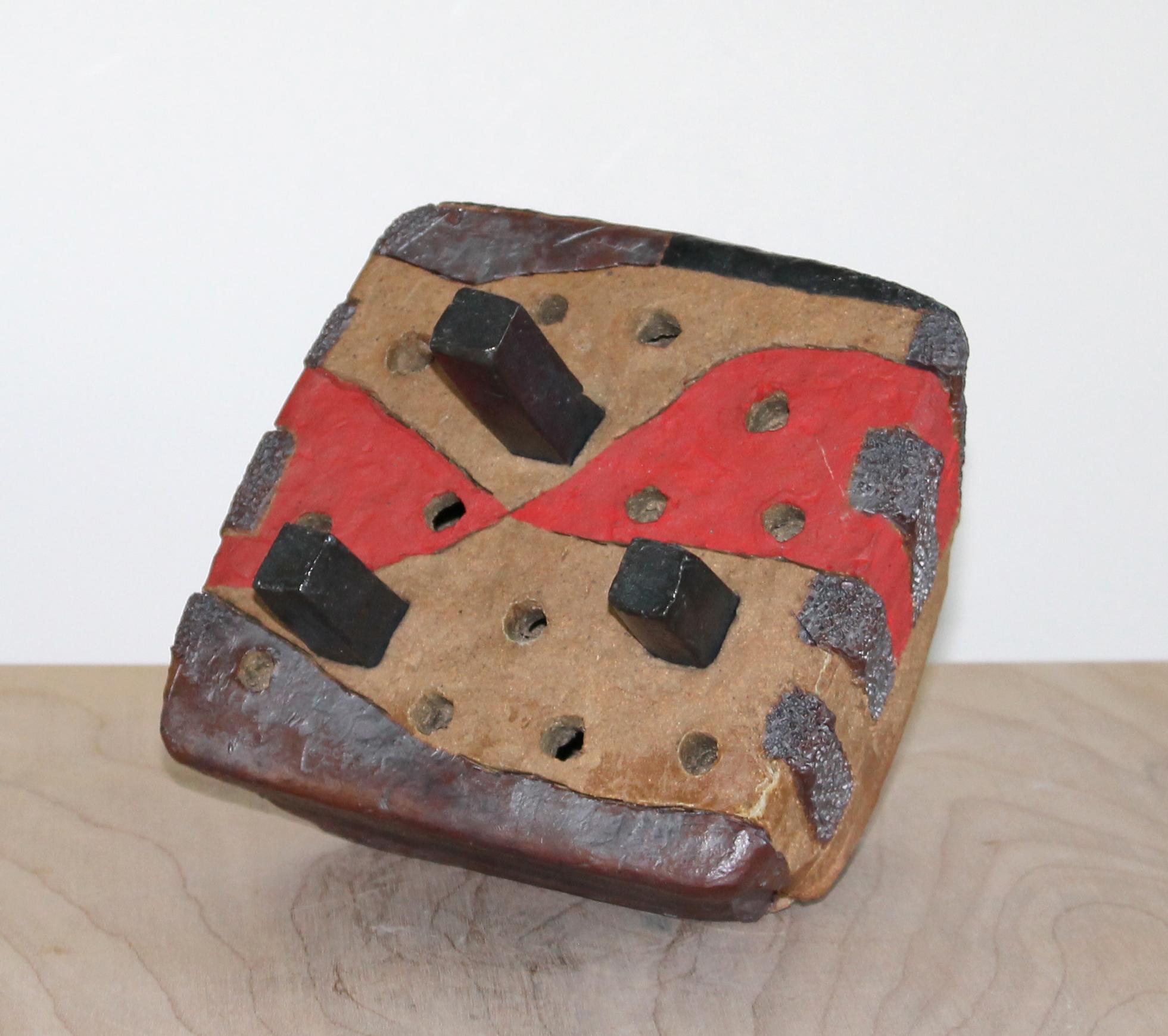 Red, Black & Brown, une sculpture céramique en argile cuite à haute température et pigmentée d'oxydes, est une œuvre de l'artiste new-yorkais Harold Wortsman. Red, Black & Brown a récemment été exposé à 
