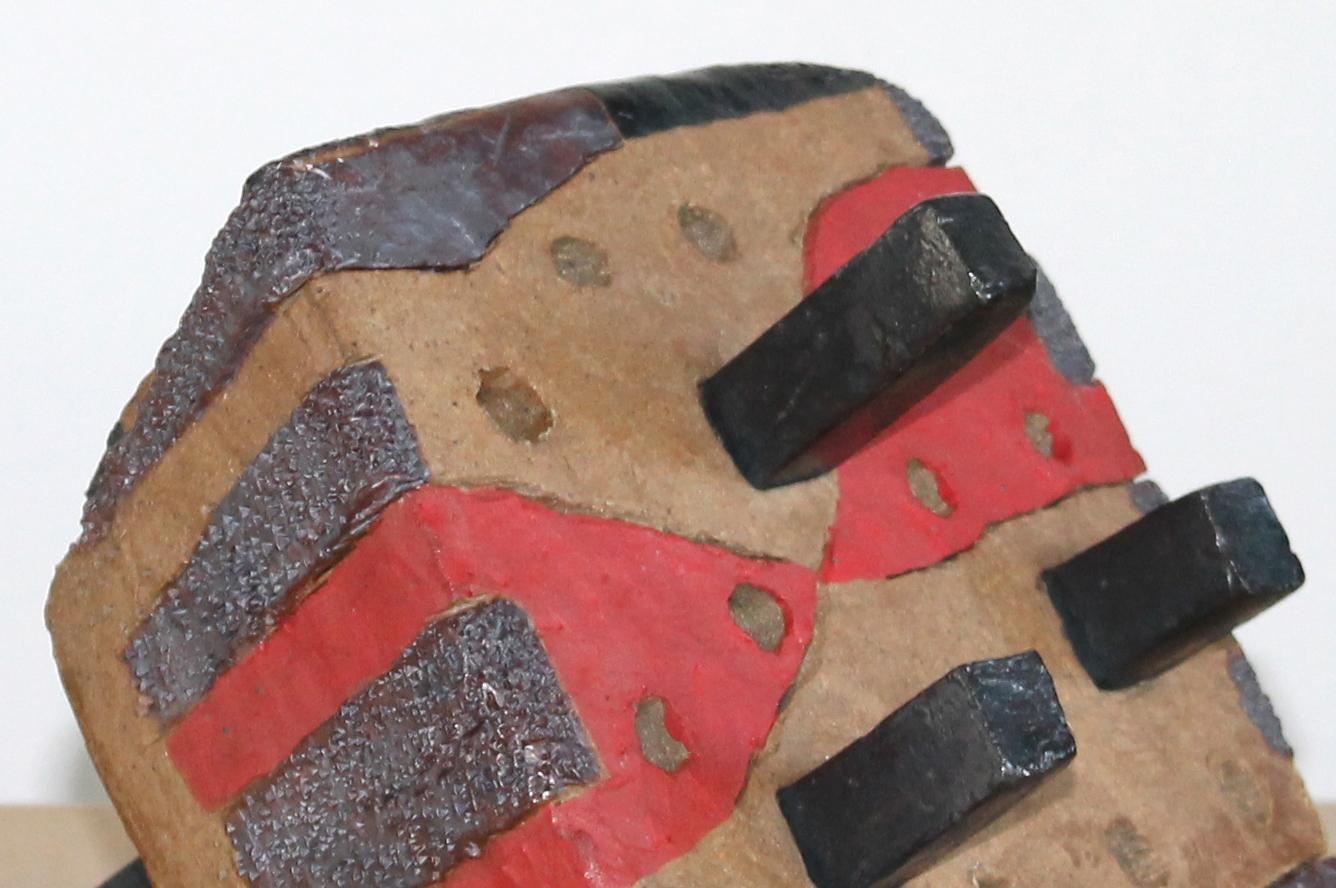 «RED, BLACK & BROWN », sculpture, argile, céramique, abstrait, tribal, motif - Sculpture de Harold Wortsman