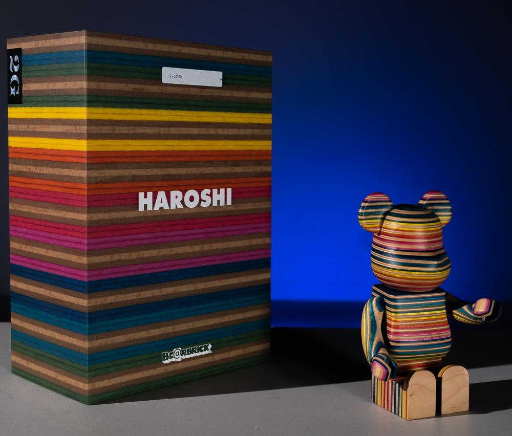 Die erfahrenen japanischen Holzarbeiter von Karimoku haben sich mit dem renommierten Bildhauer Haroshi zusammengetan, um eine neue BE@RBRICK-Figur von Medicom Toy zu entwickeln. Das 400%ige Kollaborationsstück weist verschiedene Schattierungen von