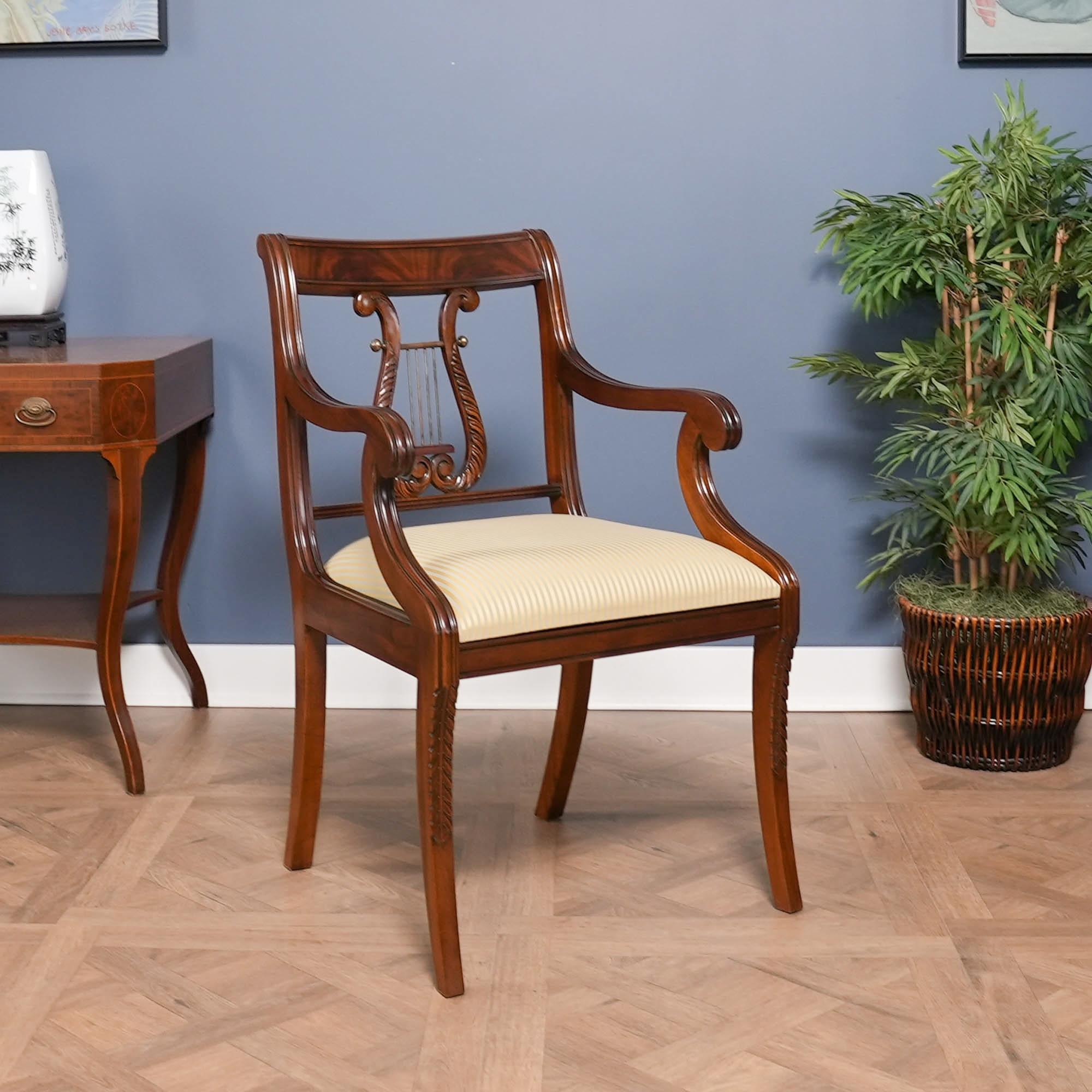 Questo pregiato set di dieci sedie Lyre Chair o Harp Back Chairs è composto da due poltrone e otto sedie laterali. Ogni sedia mostra con orgoglio dettagli intagliati a mano lungo tutta la sua struttura. Le guide superiori sono caratterizzate da