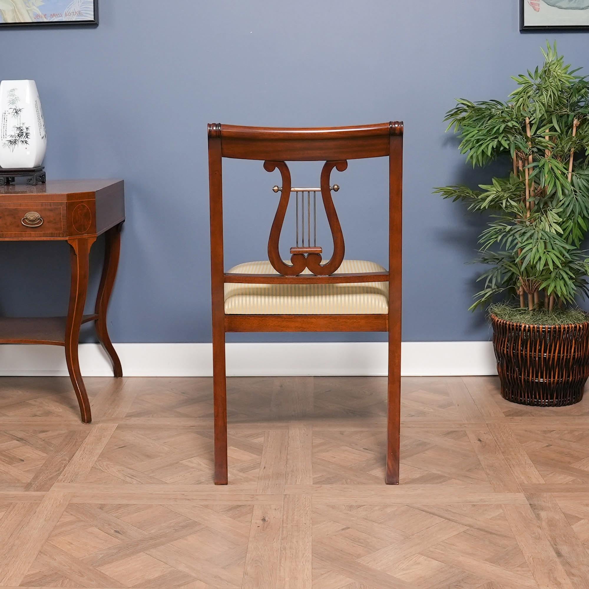 Intagliato a mano Sedie con schienale ad arpa, set di 10 in vendita