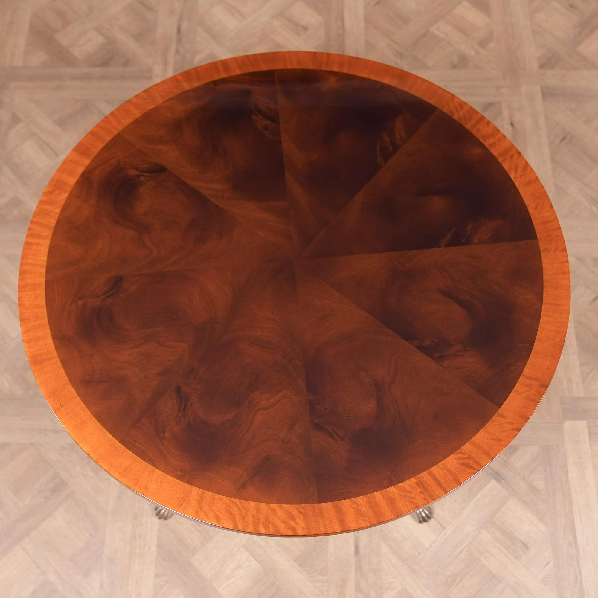 Produite et conçue par Niagara Furniture pour s'harmoniser avec de nombreux autres articles inspirés de Duncan Phyfe, la table centrale Harp peut être utilisée dans de nombreux endroits de la maison. Idéale pour une entrée, elle peut également être