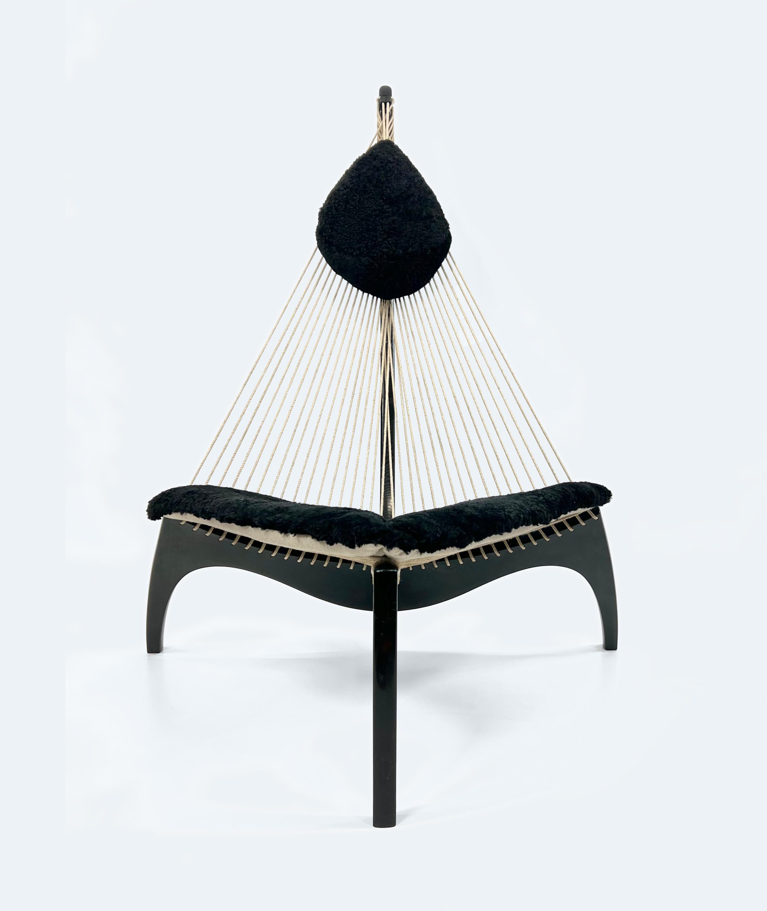 La Silla Arpa, diseñada por Jørgen Høvelskov para Christensen & Larsen Møbelhandverk en 1968, es un sorprendente ejemplo de asiento escultural de mediados de siglo. Esta tumbona de tres patas está fabricada en madera maciza de fresno, lacada en