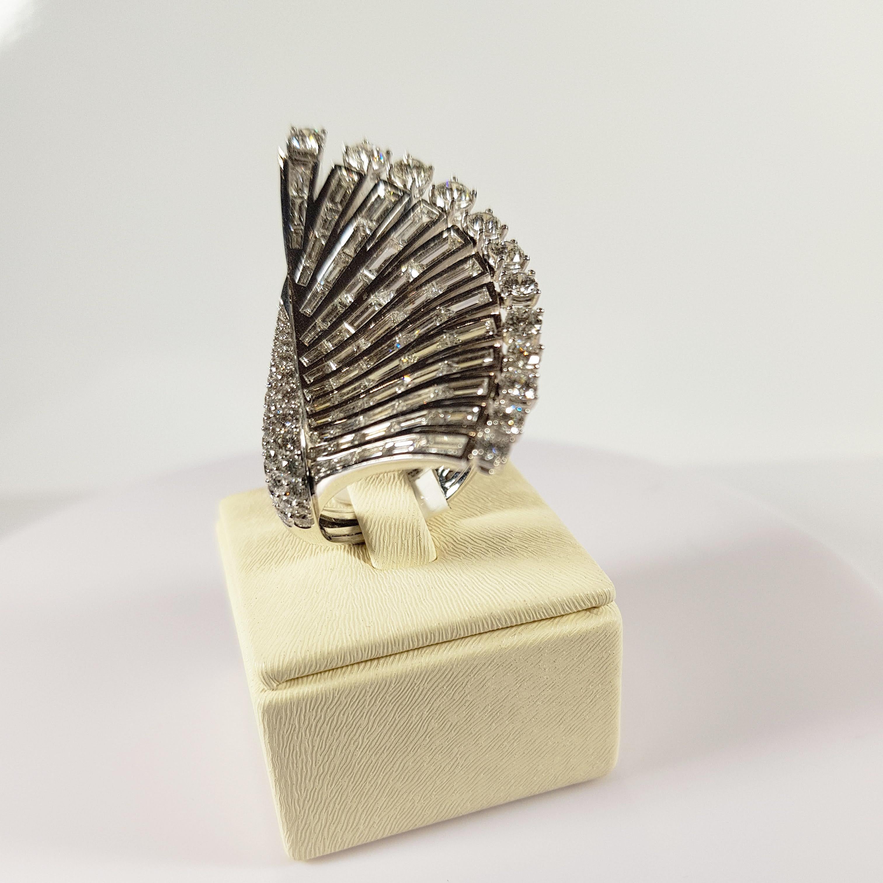 Anello musicale all'arpa in oro bianco 18 carati con sinfonia di  Diamanti
Pradera Irama è una giovane designer spagnola che ricerca sempre le gemme migliori e combina montaggi e stili classici e contemporanei. 
L'arpa è il secondo strumento a corda