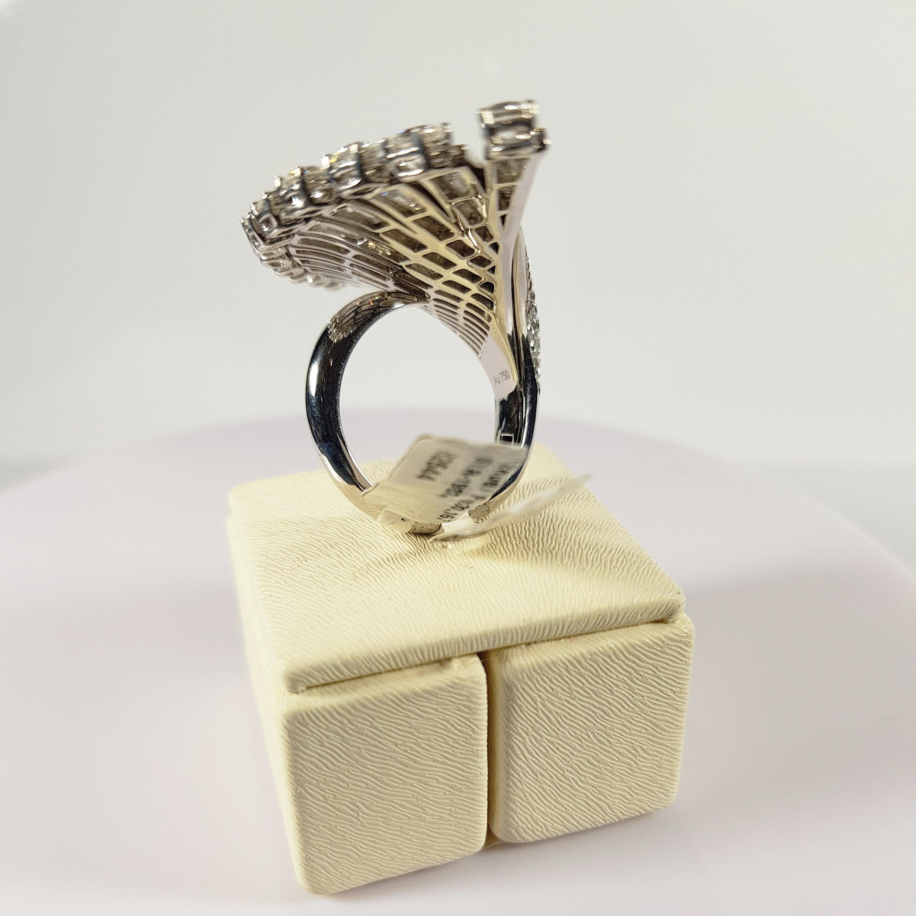 Contemporaneo Anello musicale ad arpa in oro bianco 18 carati con sinfonia di diamanti in vendita