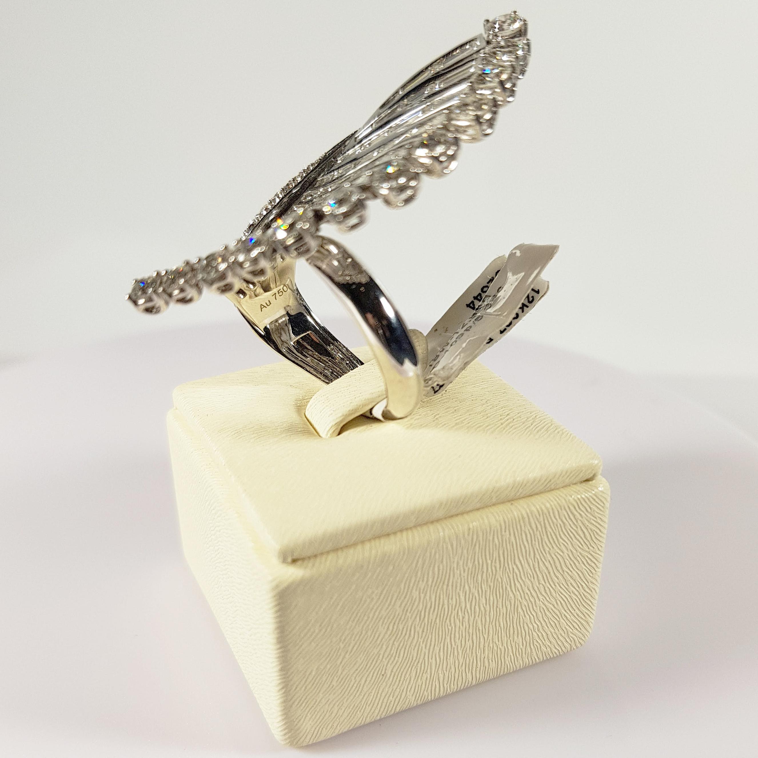 Taglio brillante Anello musicale ad arpa in oro bianco 18 carati con sinfonia di diamanti in vendita