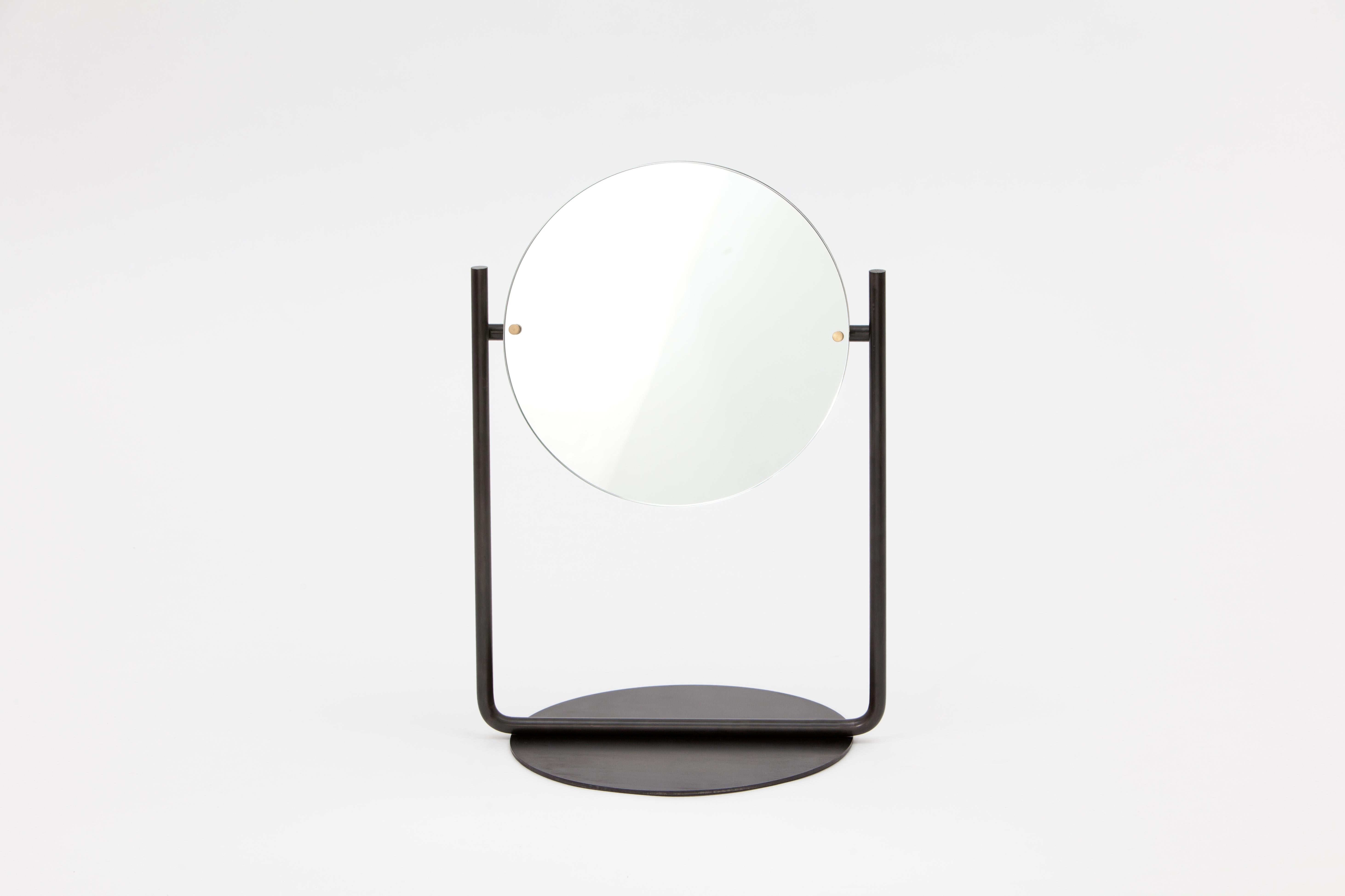 Une taille parfaite pour vérifier votre belle personne le matin. L'angle du miroir est entièrement réglable grâce au bouton de verrouillage situé à l'arrière. Acier noirci avec détails en laiton. miroir de 10