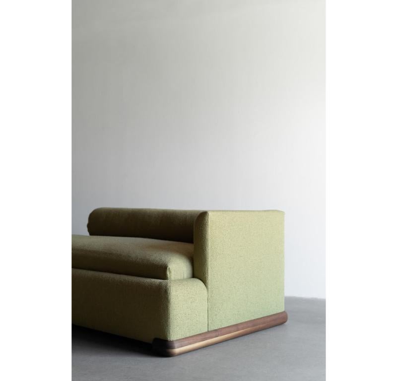 Il Daybed Harper è progettato in scala proprio come il nostro letto Harper. Il lettino da giorno è completamente rivestito in un tessuto strutturato di colore verde tenue ed è rifinito con un dettaglio di bordi arrotondati lungo lo schienale, il