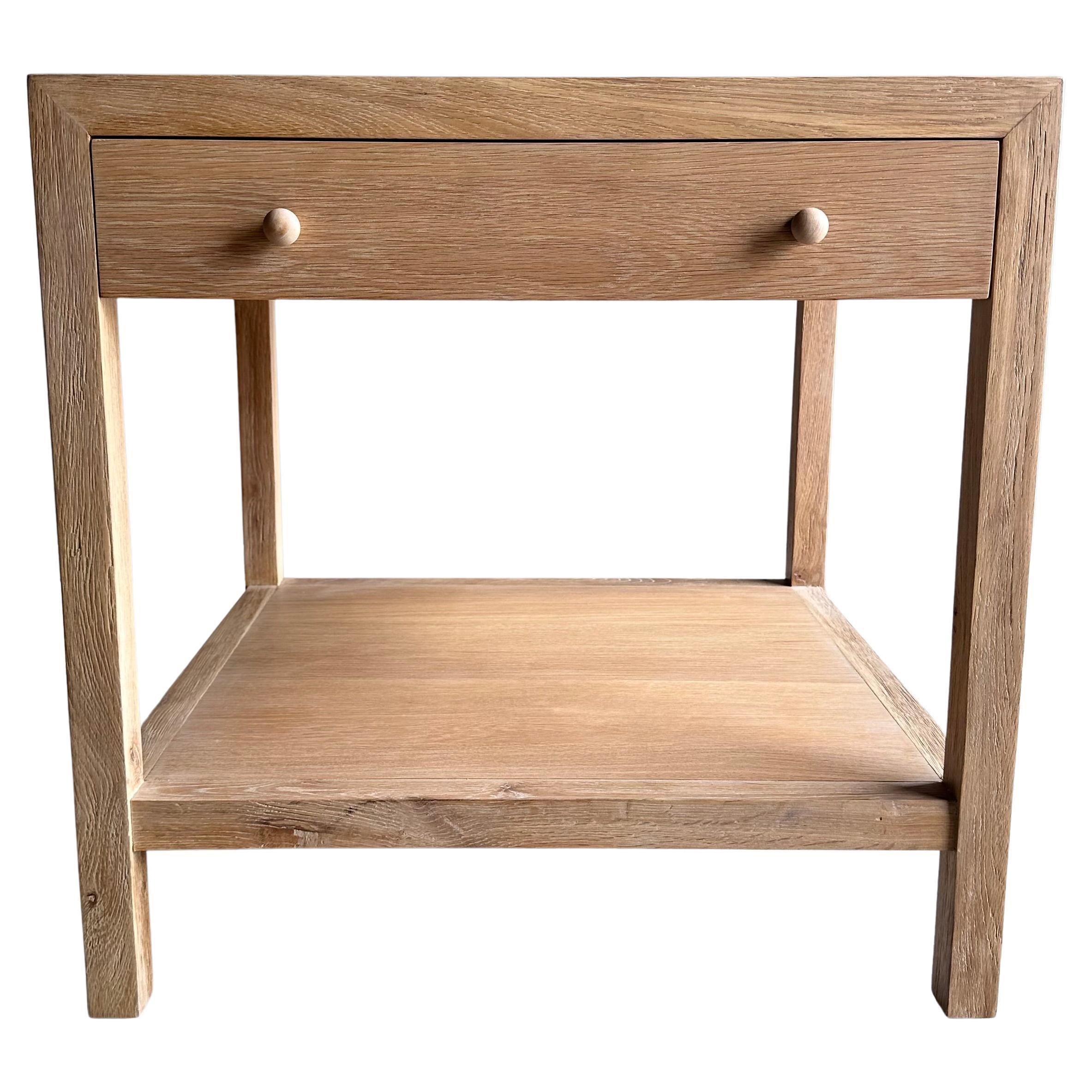 Tables de nuit Harper en chêne blanc avec tiroir simple et étagère dans une finition naturelle