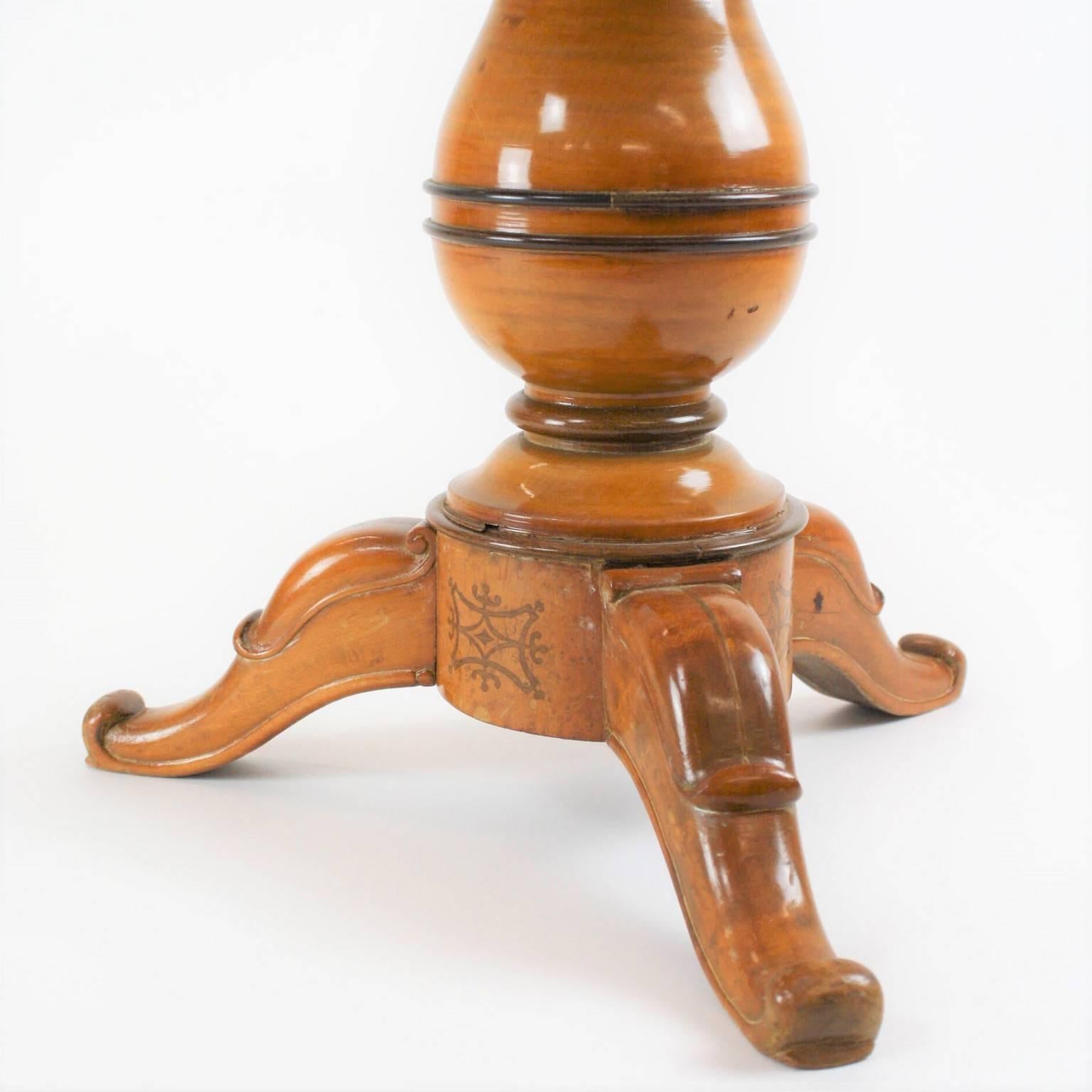 Intagliato Sedia girevole per arpisti  In Acero  Wood francese Charles X Periodo della Restaurazione in vendita