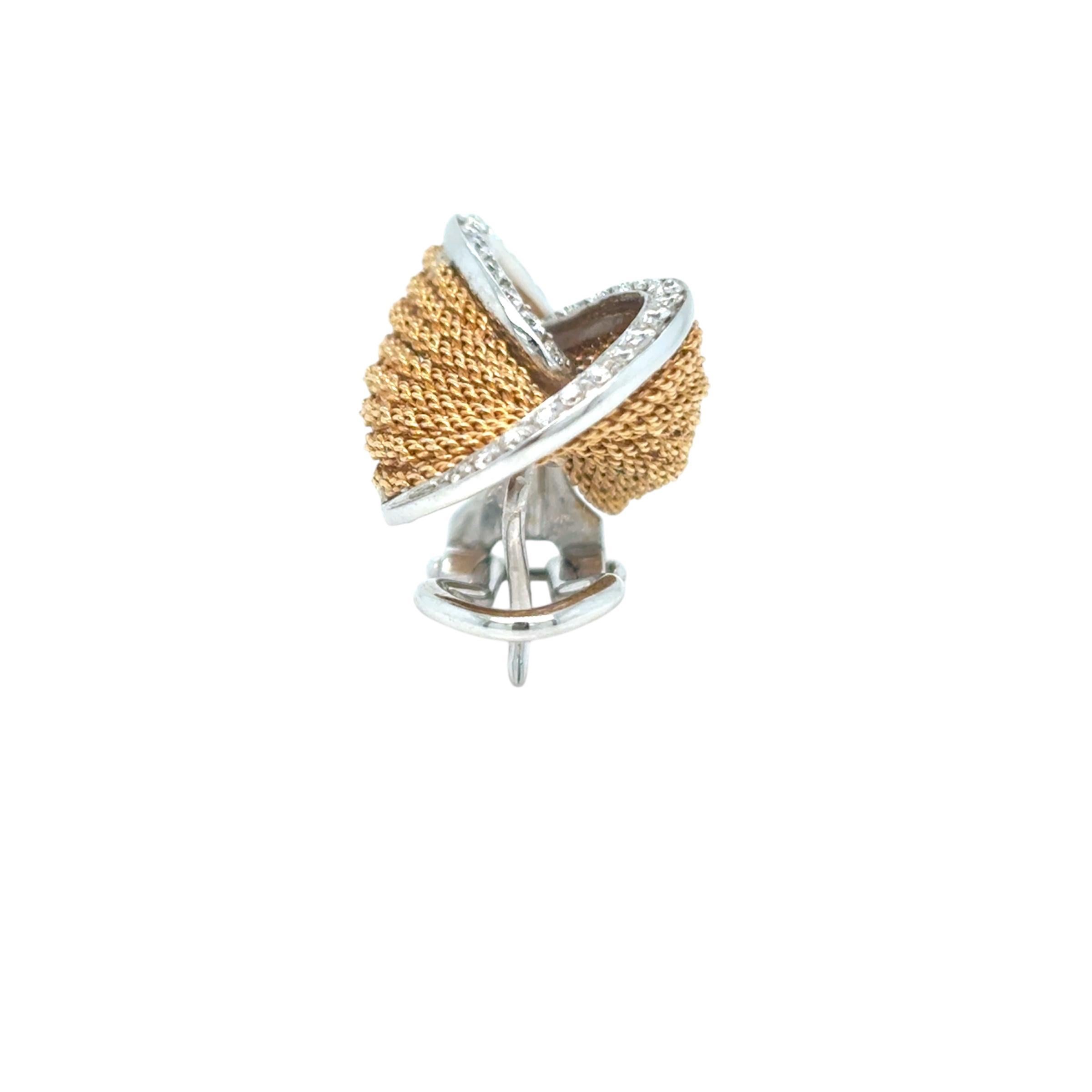 Délicieuse boucle d'oreille en or jaune et blanc 18kt signée Harpo's. Ils sont encadrés par environ 0,70 ct de diamants étincelants de taille brillant (pureté VVS - couleur G).
Italie. Circa 1970

CONDITION : Usagé - Excellent 
MÉTAL : Or 18k