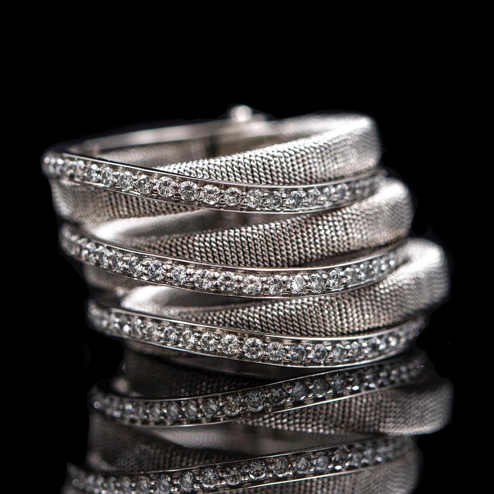 Harpo’s Italy multi-shank articulated diamond cocktail ring in 18kt white gold, late 20th / early 21st century. This jewel is composed by three rectangular shanks covered with white gold wirework decoration alternating with three polished white gold