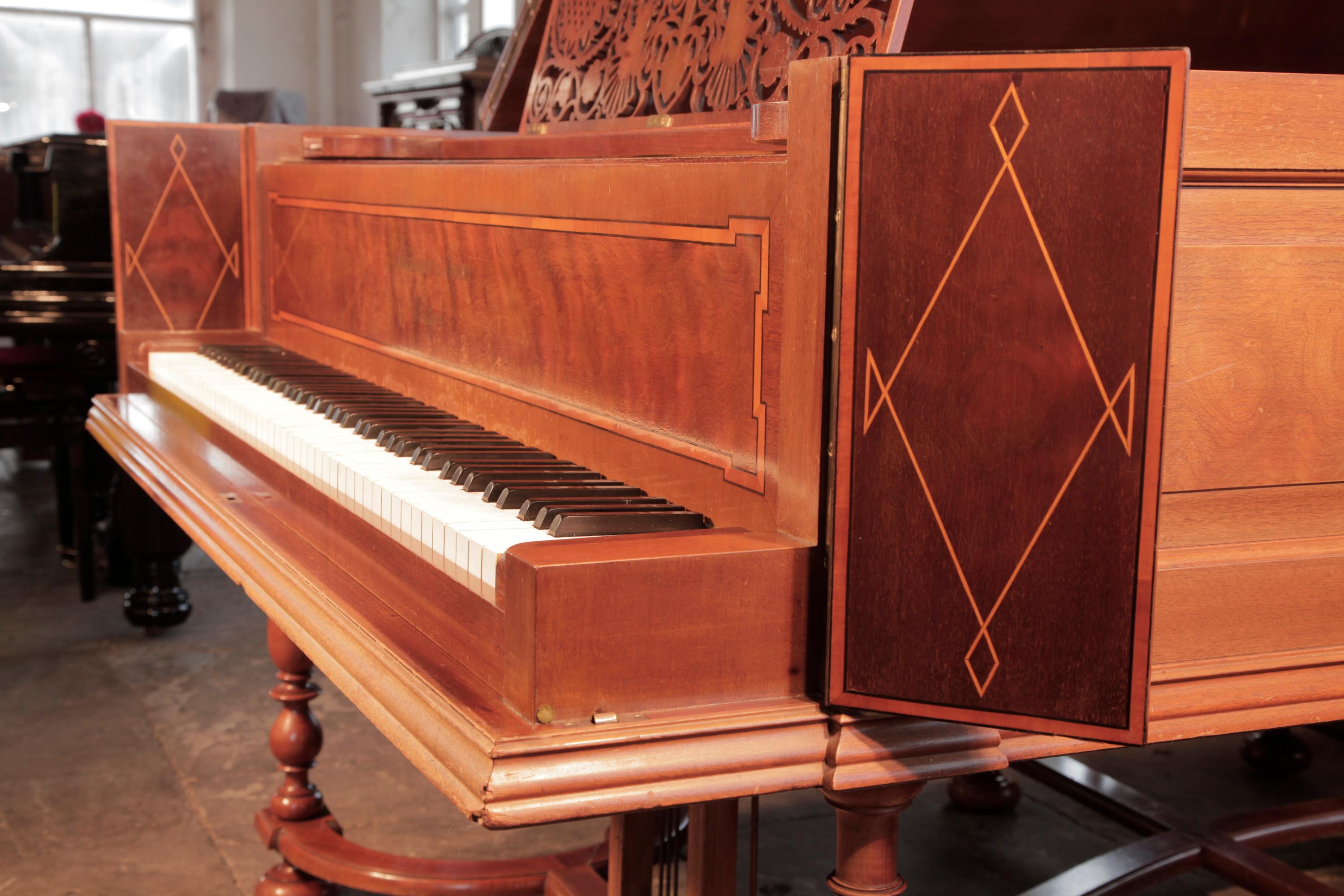 Allemand Piano à queue Schiedmayer de style clavecin Pieds de balustre en acajou Joue de porte de grange en vente