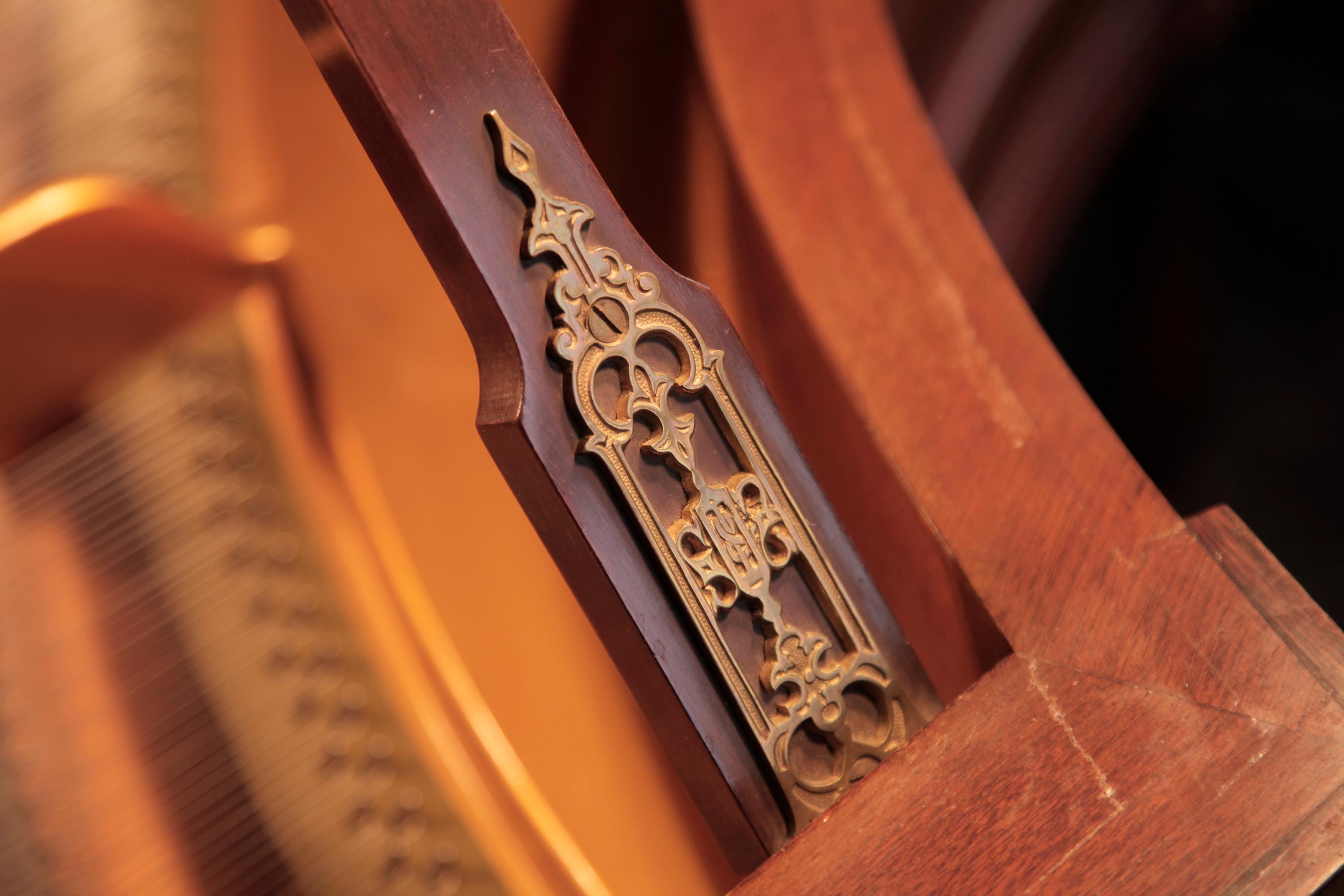 20ième siècle Piano à queue Schiedmayer de style clavecin Pieds de balustre en acajou Joue de porte de grange en vente