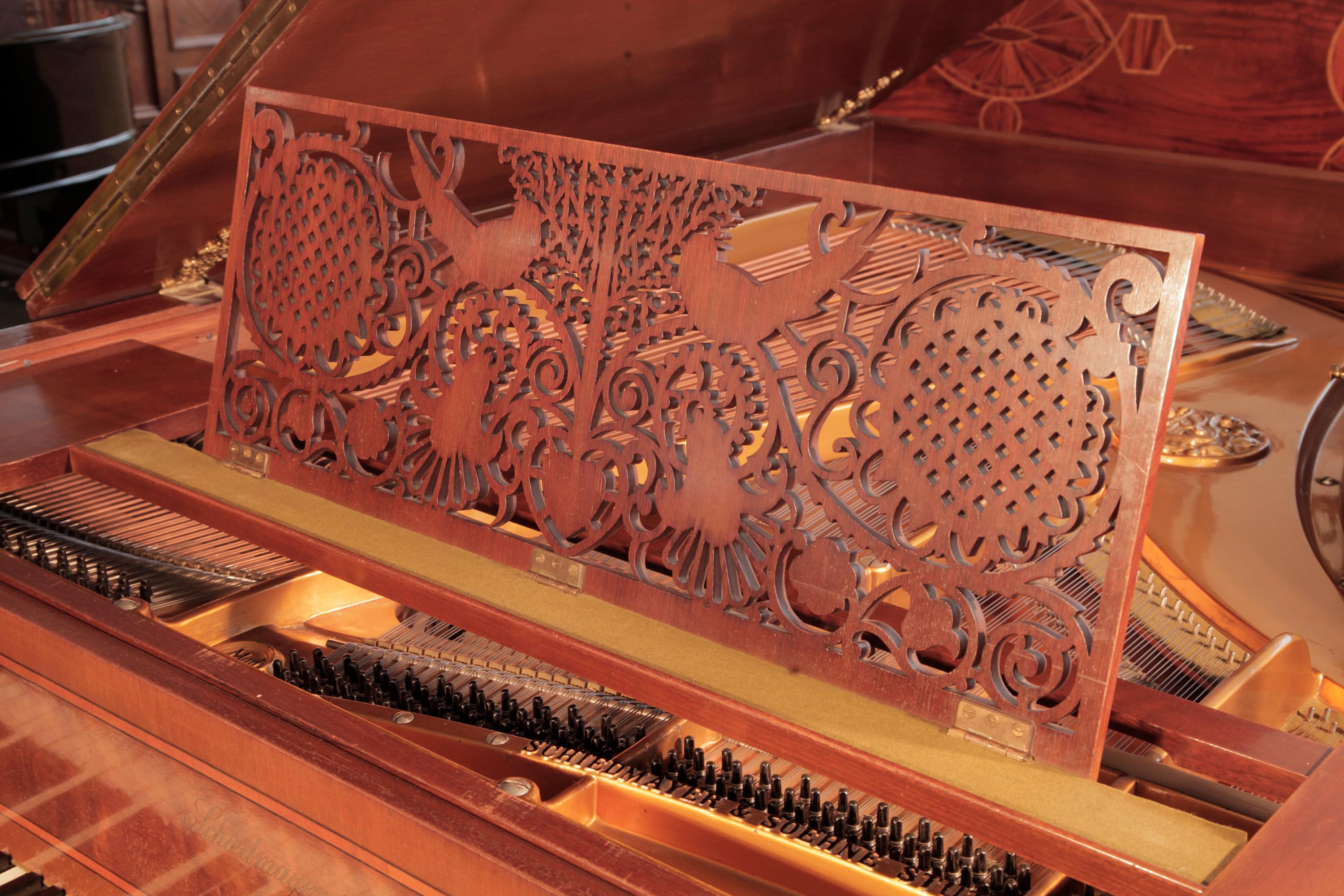 Laiton Piano à queue Schiedmayer de style clavecin Pieds de balustre en acajou Joue de porte de grange en vente