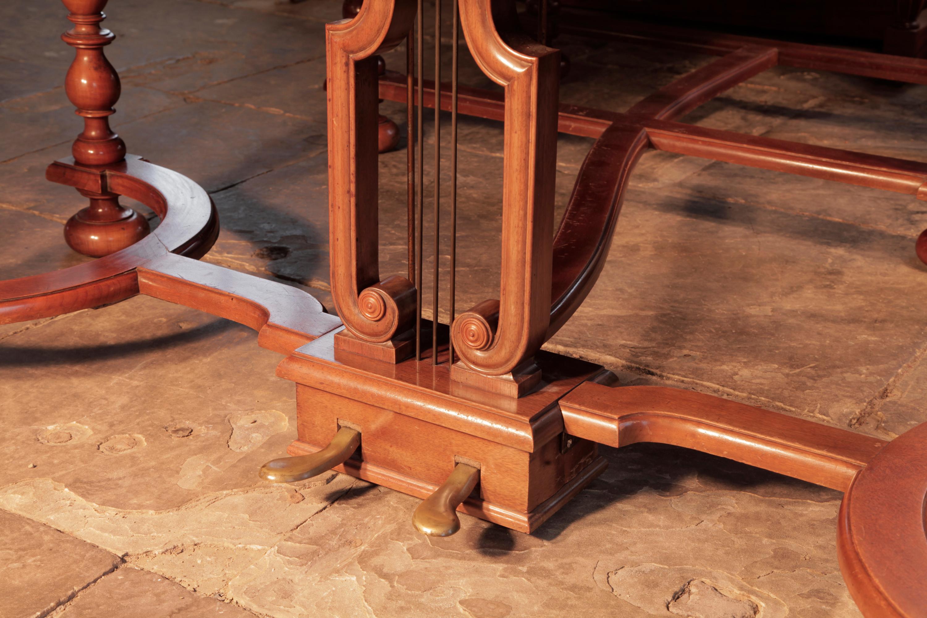 Piano à queue Schiedmayer de style clavecin Pieds de balustre en acajou Joue de porte de grange en vente 1