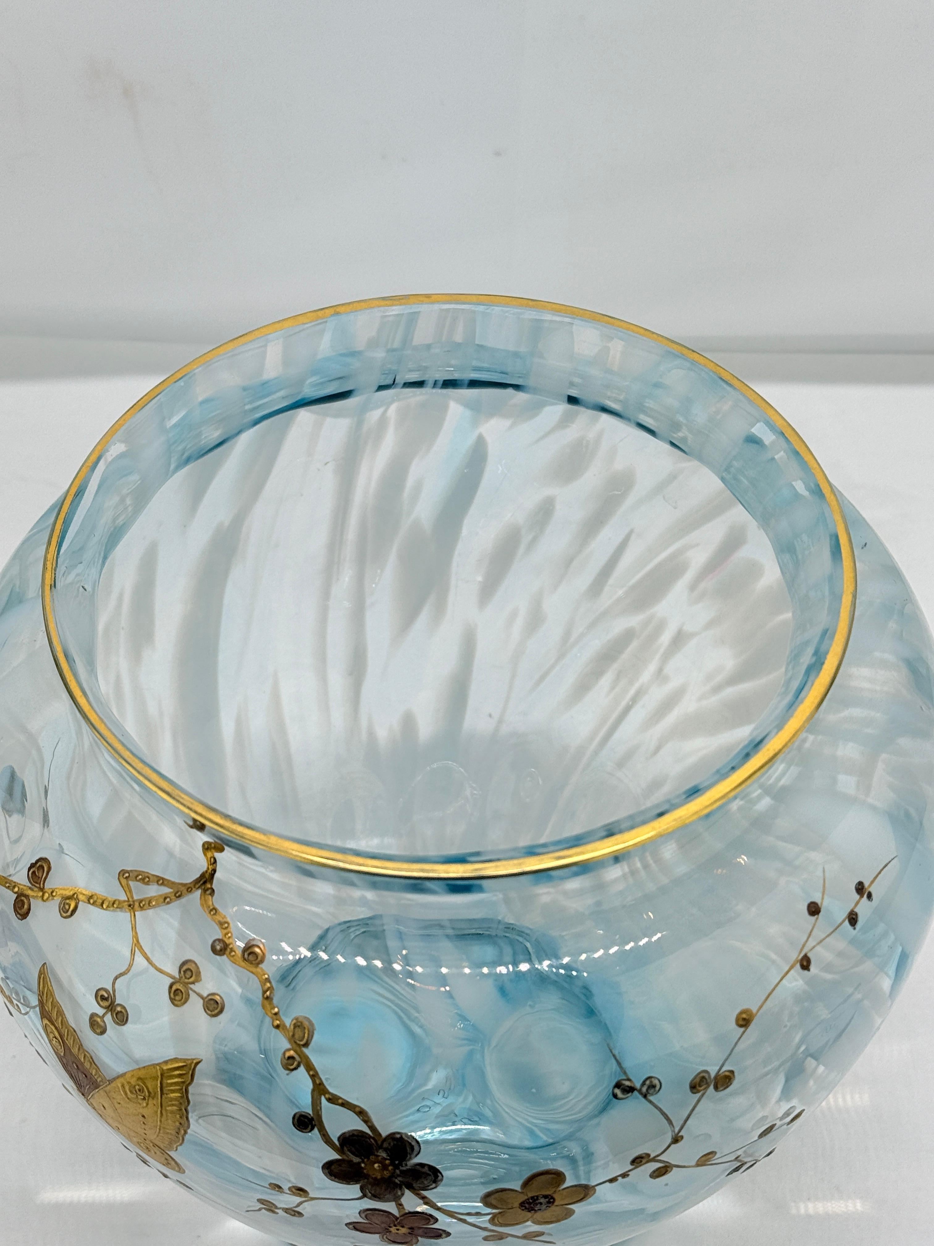 Vaso di vetro artistico boemo Harrach, farfalla dorata e smalto floreale C.C. 1900 in vendita 3