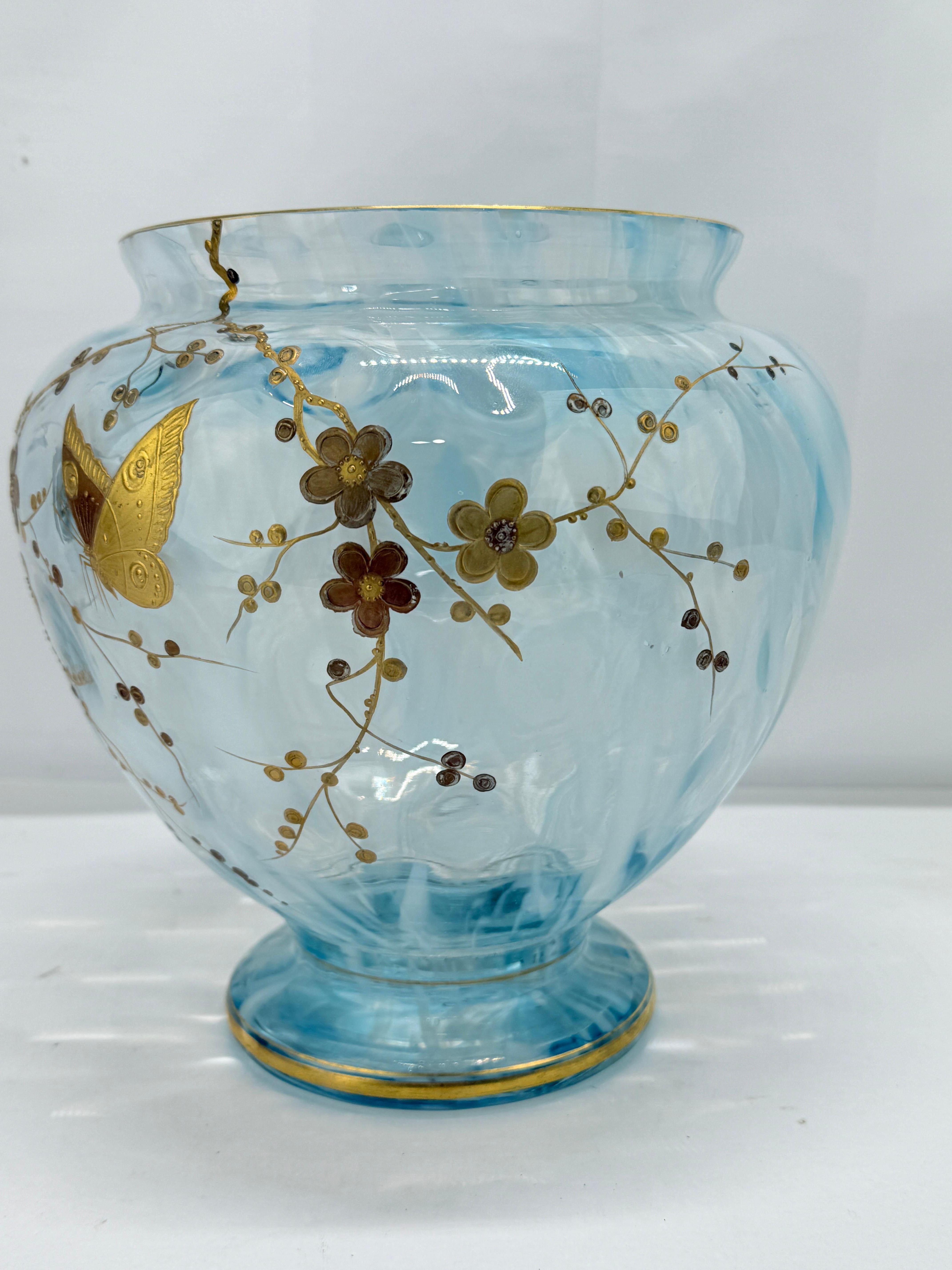 Questo squisito vaso in vetro artistico è stato prodotto dalla rinomata Harrach Glassworks, una delle più antiche e stimate manifatture di vetro della Bohemia, nota per la sua eccezionale maestria e i suoi design innovativi per tutto il XIX e