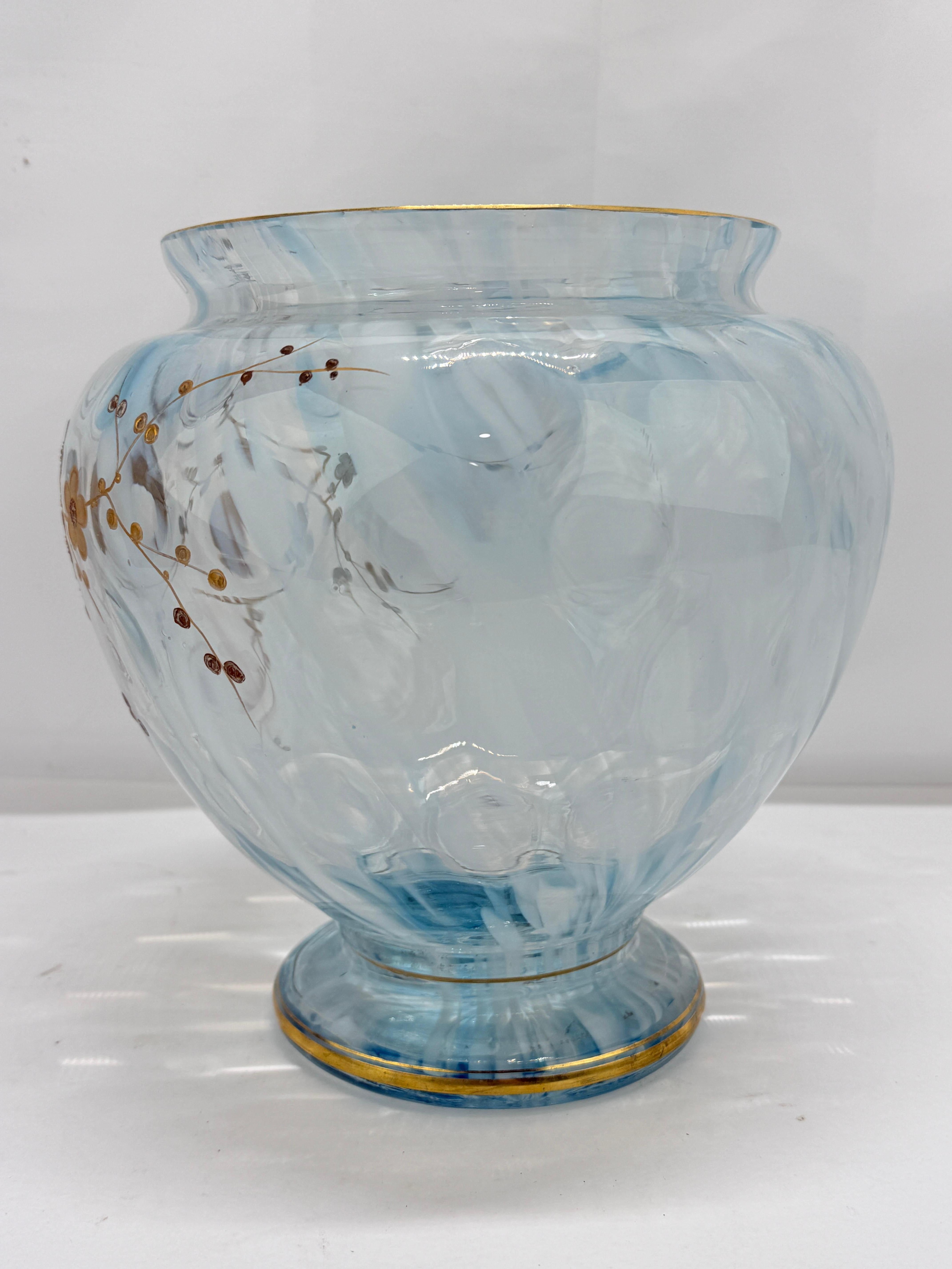 Art Nouveau Vaso di vetro artistico boemo Harrach, farfalla dorata e smalto floreale C.C. 1900 in vendita
