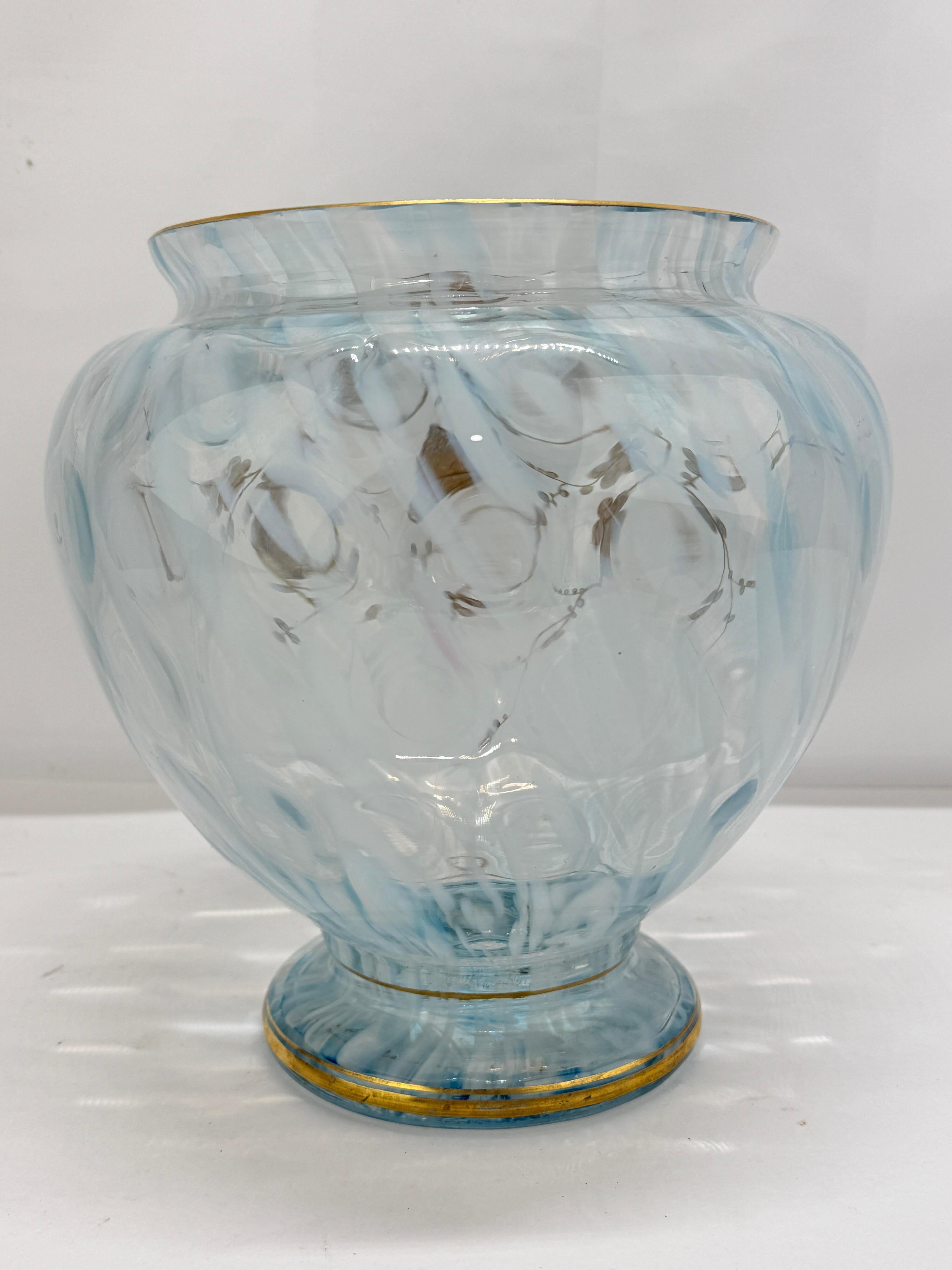 Ceco Vaso di vetro artistico boemo Harrach, farfalla dorata e smalto floreale C.C. 1900 in vendita