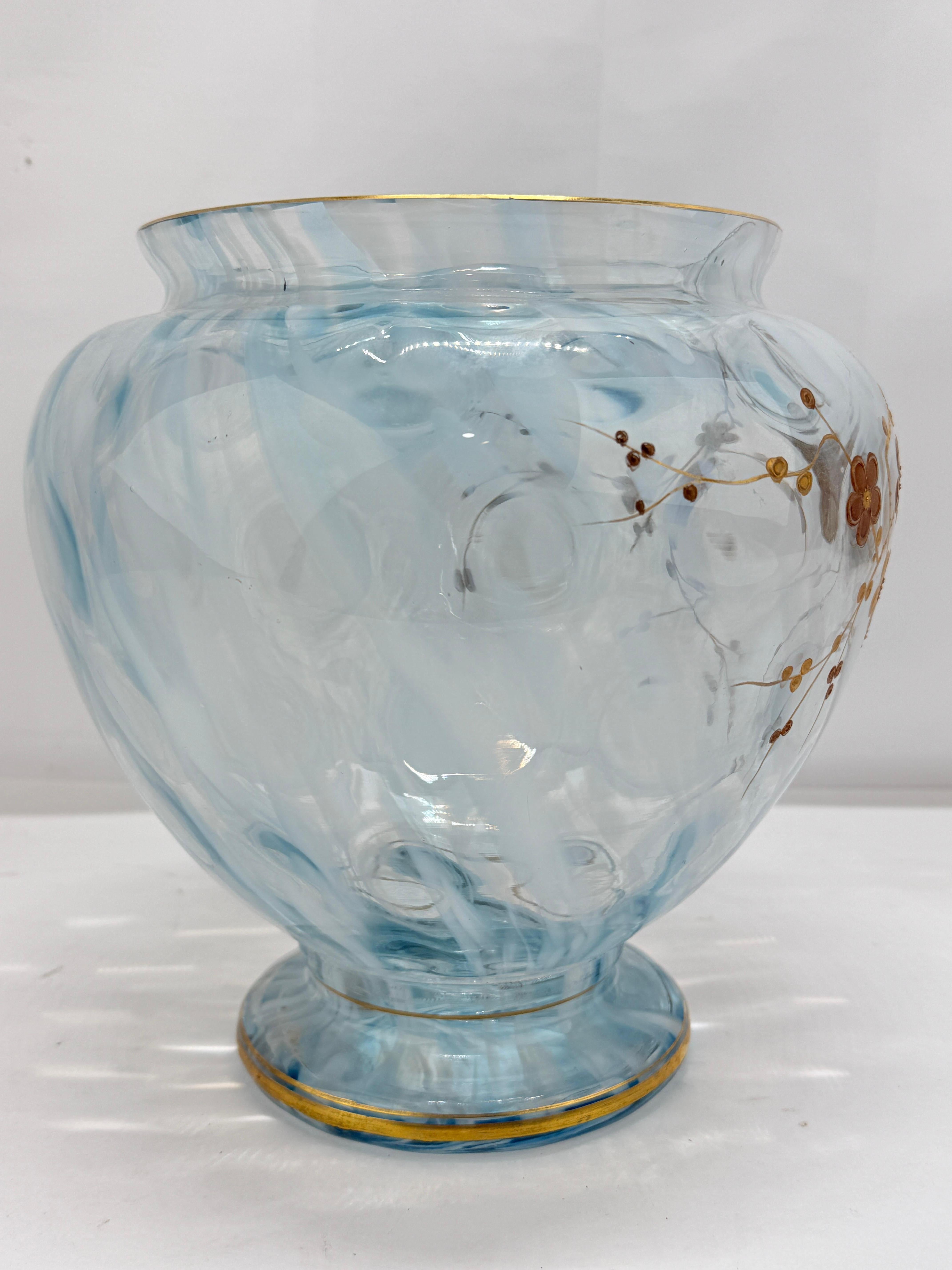 Vaso di vetro artistico boemo Harrach, farfalla dorata e smalto floreale C.C. 1900 In condizioni buone in vendita a Atlanta, GA