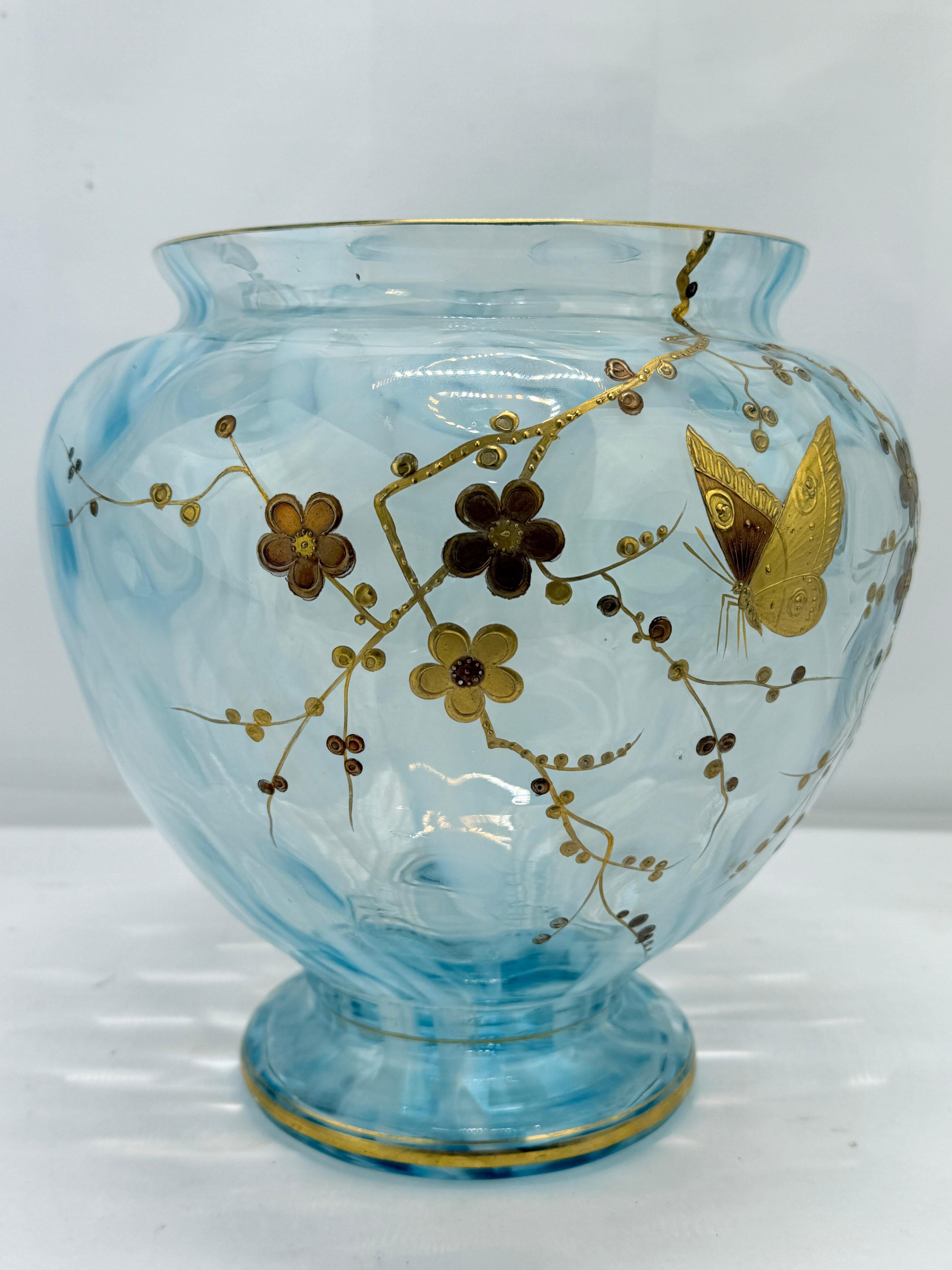 XX secolo Vaso di vetro artistico boemo Harrach, farfalla dorata e smalto floreale C.C. 1900 in vendita