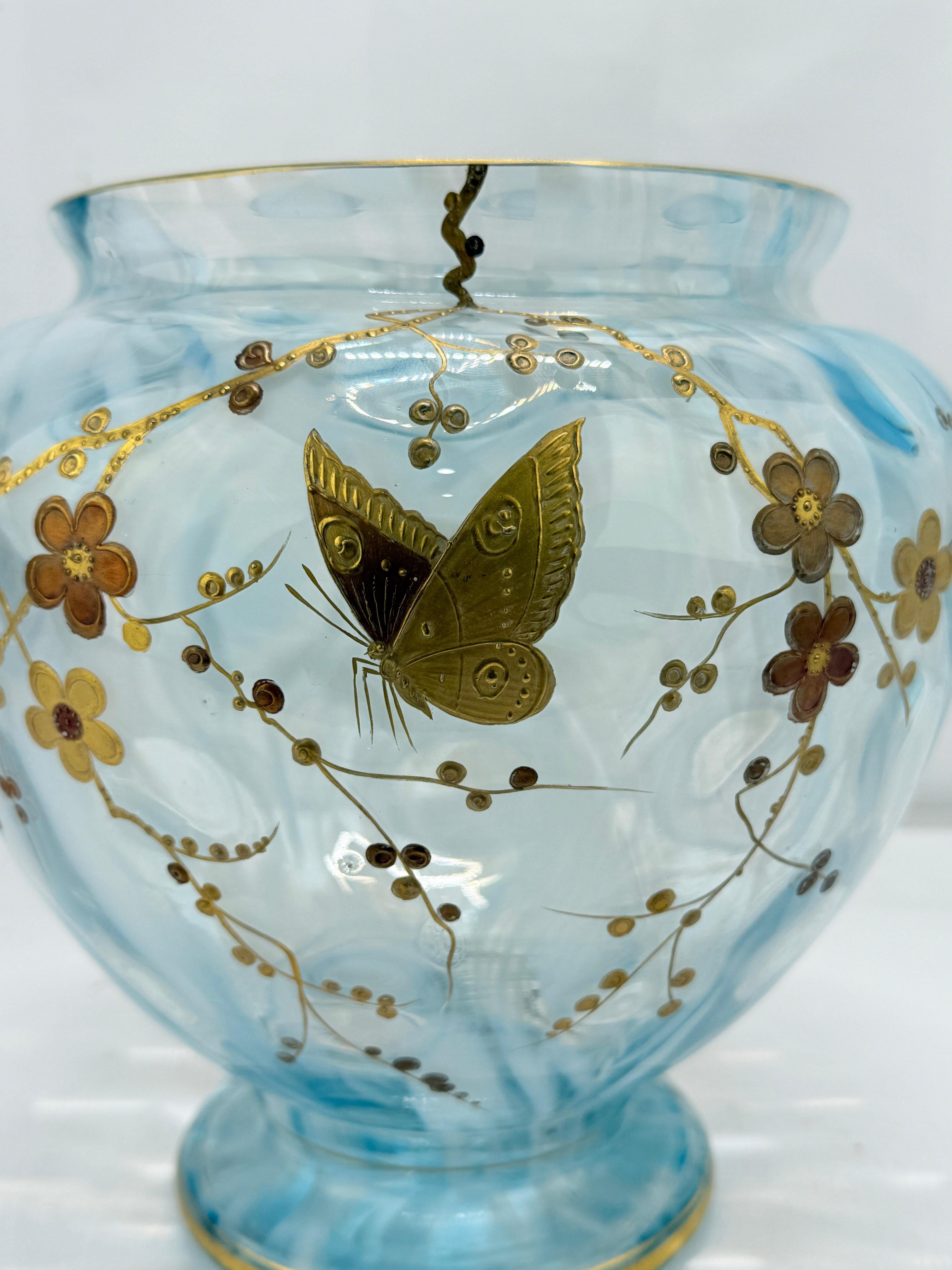 Smalto Vaso di vetro artistico boemo Harrach, farfalla dorata e smalto floreale C.C. 1900 in vendita