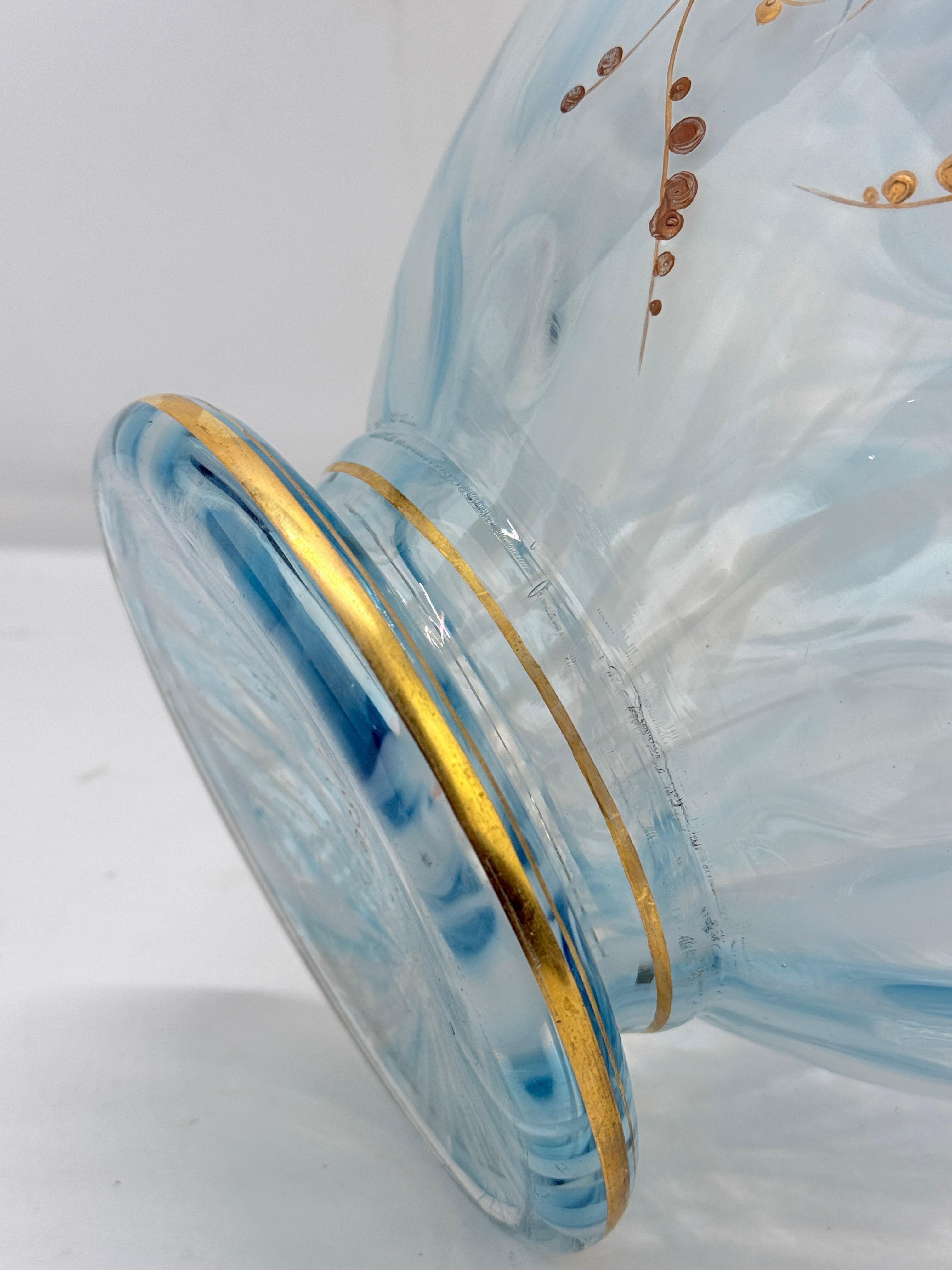 Vaso di vetro artistico boemo Harrach, farfalla dorata e smalto floreale C.C. 1900 in vendita 1