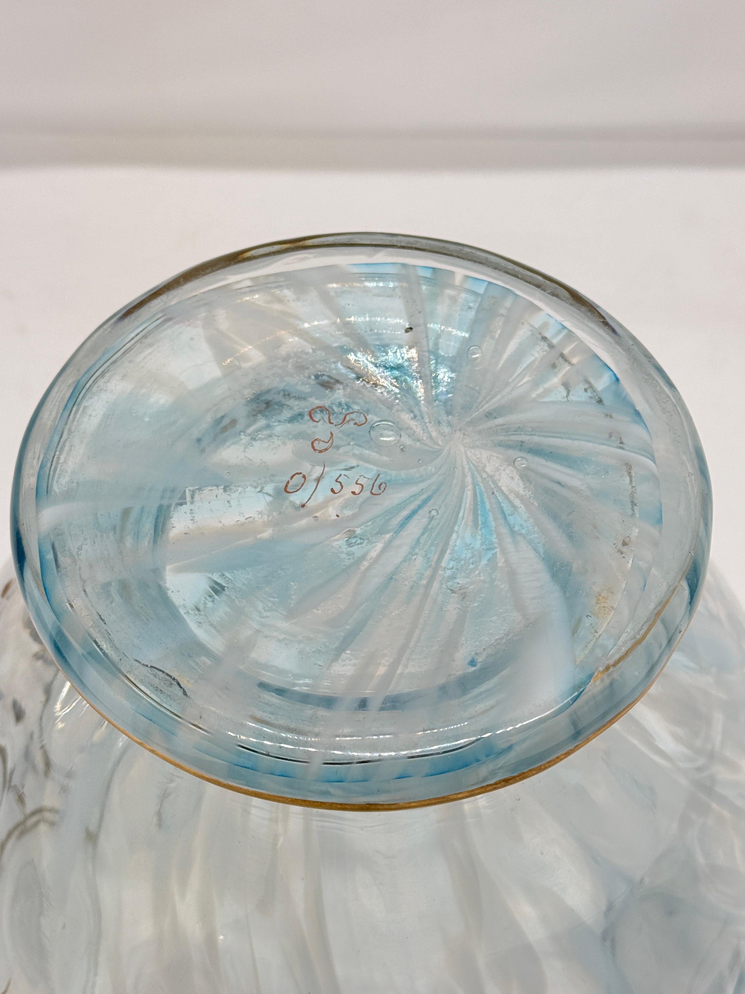 Vaso di vetro artistico boemo Harrach, farfalla dorata e smalto floreale C.C. 1900 in vendita 2