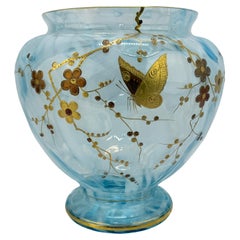 Harrach Böhmische Vase aus böhmischem Kunstglas, vergoldeter Schmetterling und geblümter Emaille, um 1900
