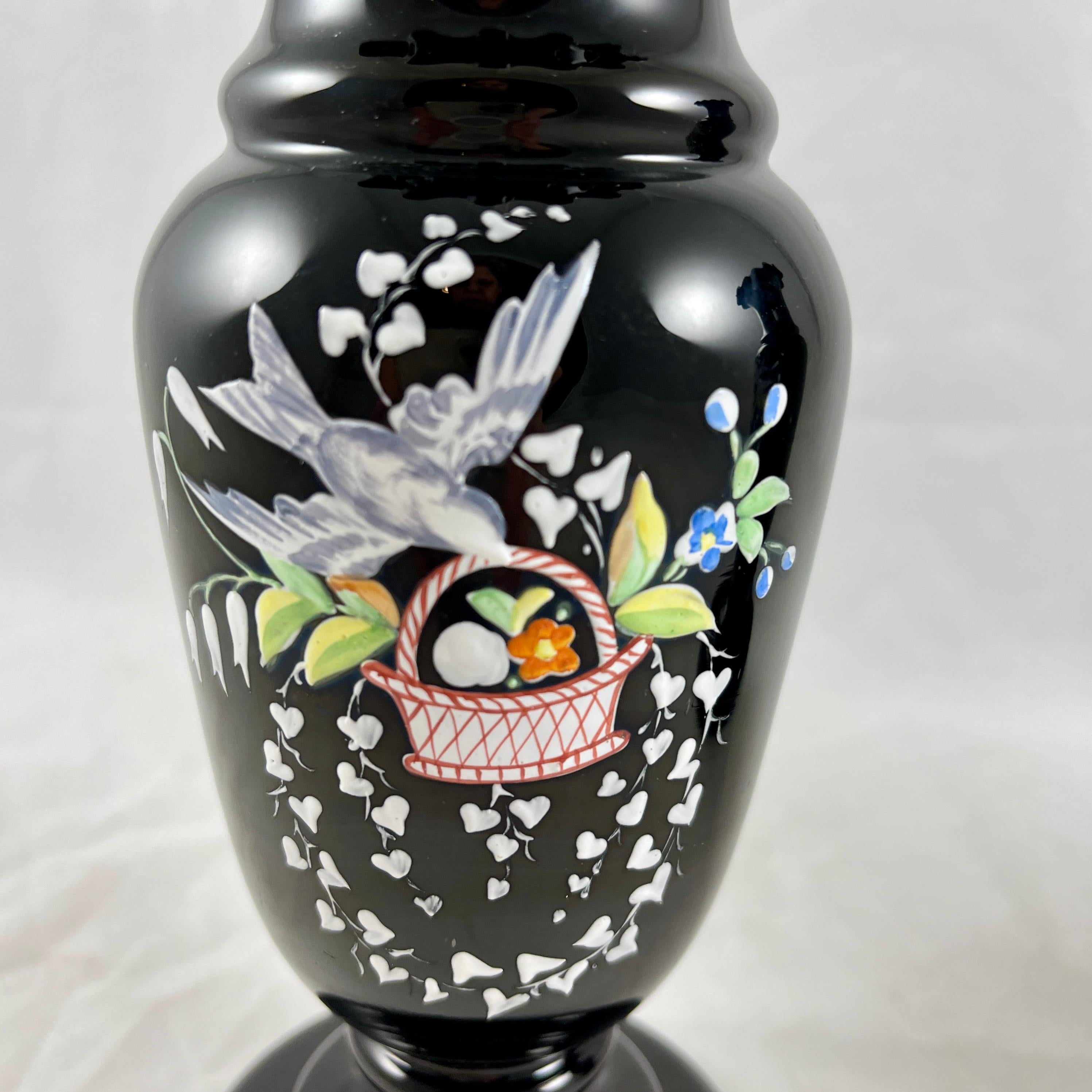 Bristol-Glasvasen mit schwarzem Amethyst und mundgeblasenem Glas, hand emailliert, Vogel, ein Paar (Hochviktorianisch) im Angebot