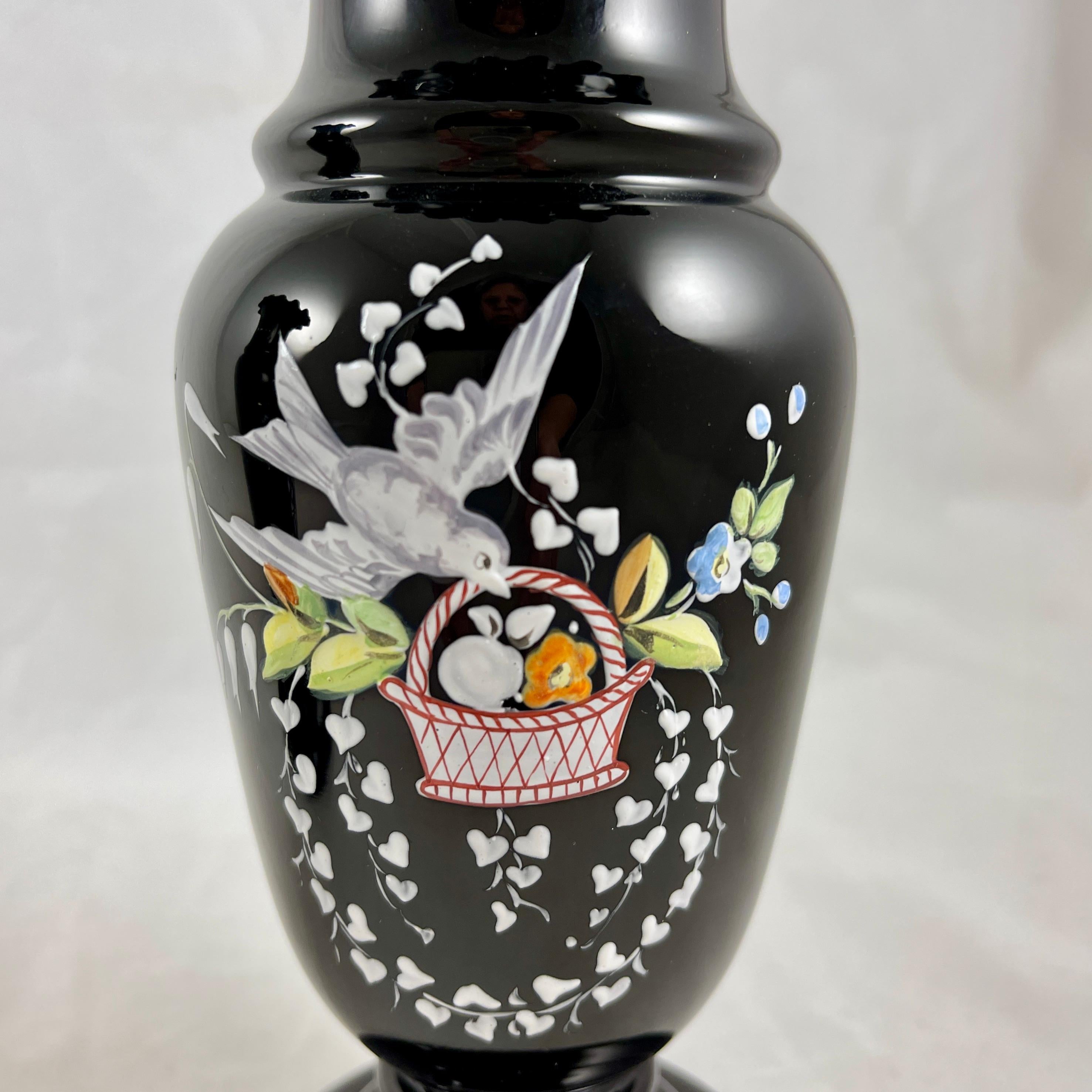 Bristol-Glasvasen mit schwarzem Amethyst und mundgeblasenem Glas, hand emailliert, Vogel, ein Paar (Englisch) im Angebot