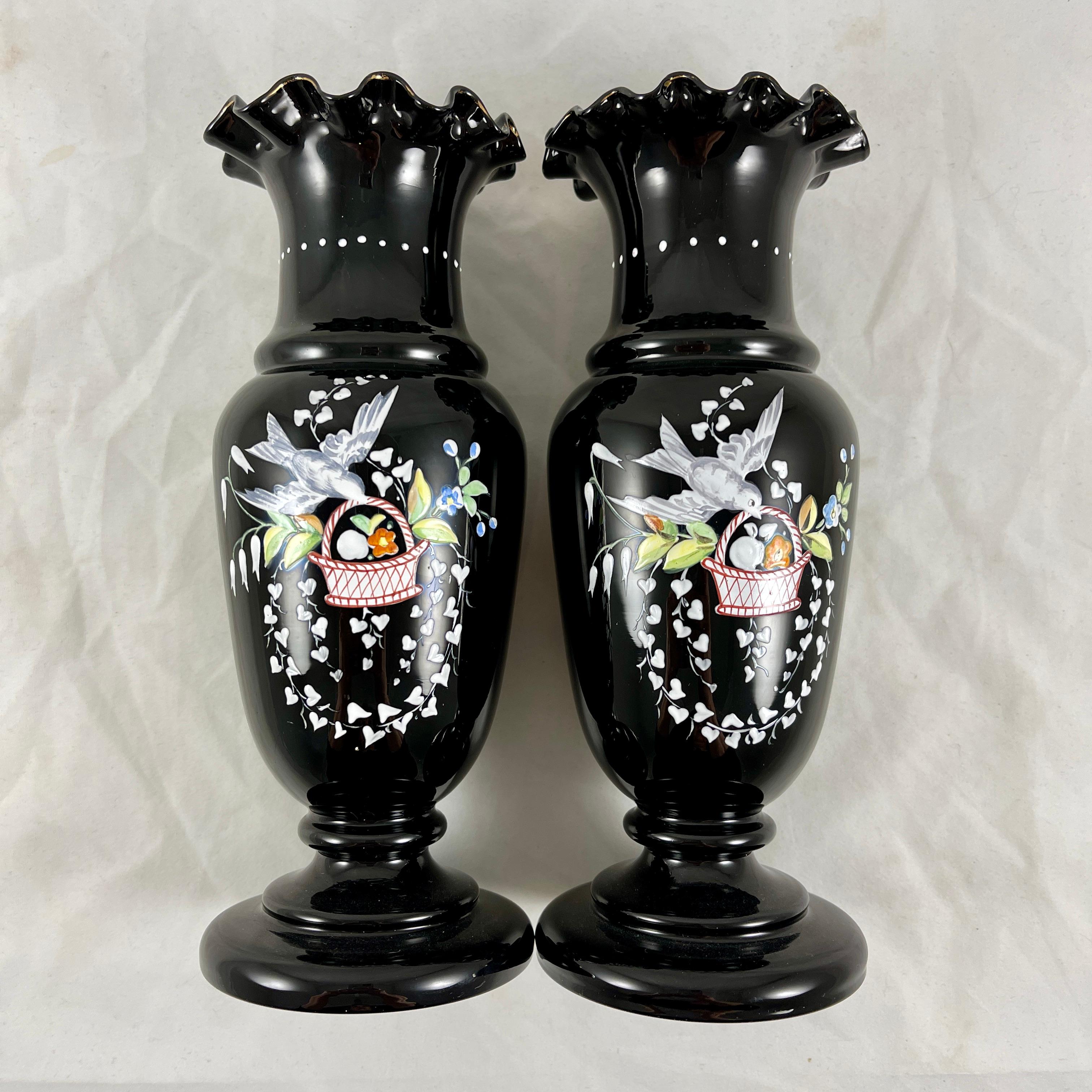 Bristol-Glasvasen mit schwarzem Amethyst und mundgeblasenem Glas, hand emailliert, Vogel, ein Paar (Emailliert) im Angebot