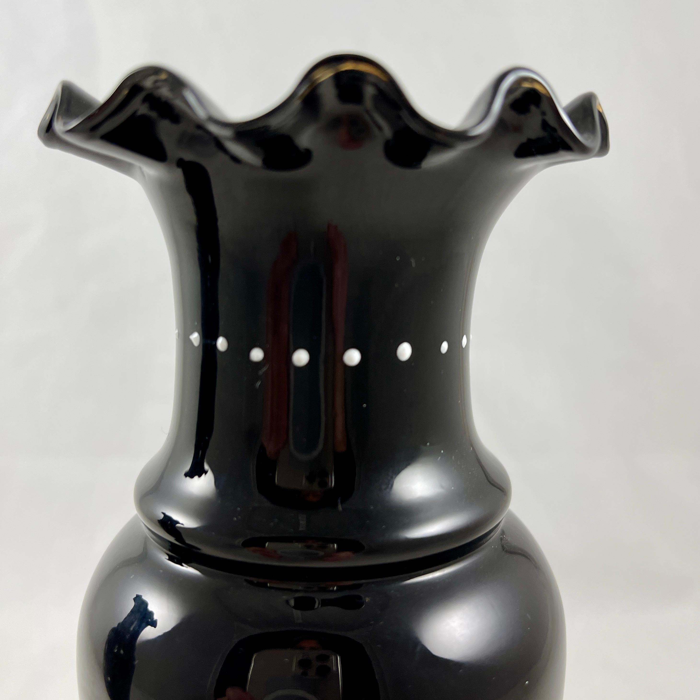 Bristol-Glasvasen mit schwarzem Amethyst und mundgeblasenem Glas, hand emailliert, Vogel, ein Paar (Geblasenes Glas) im Angebot