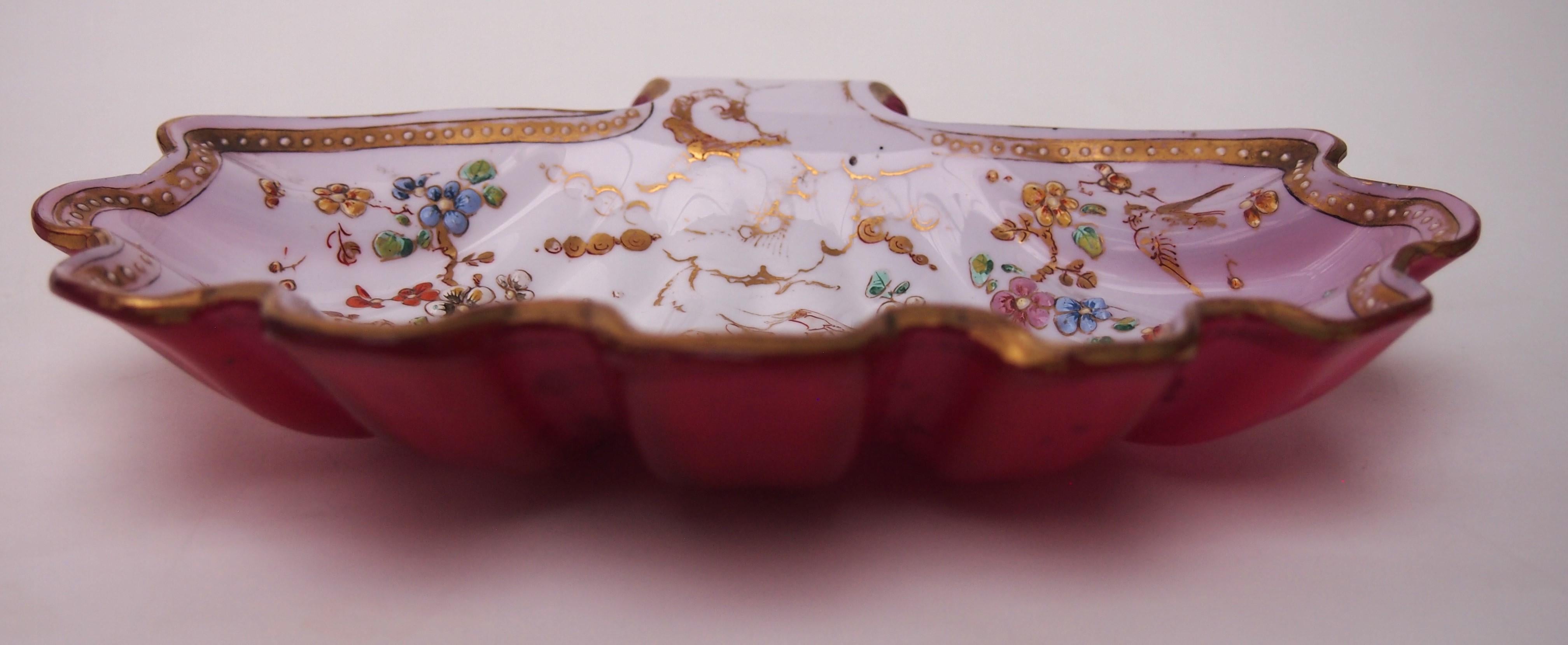 Très inhabituel plat de service ou petit plateau en forme de coquille Saint-Jacques, émaillé et doré en blanc et rouge vibrant de Whiting. Émaillé et doré avec de fines branches et des oiseaux. La couche blanche est recouverte d'une couche rouge