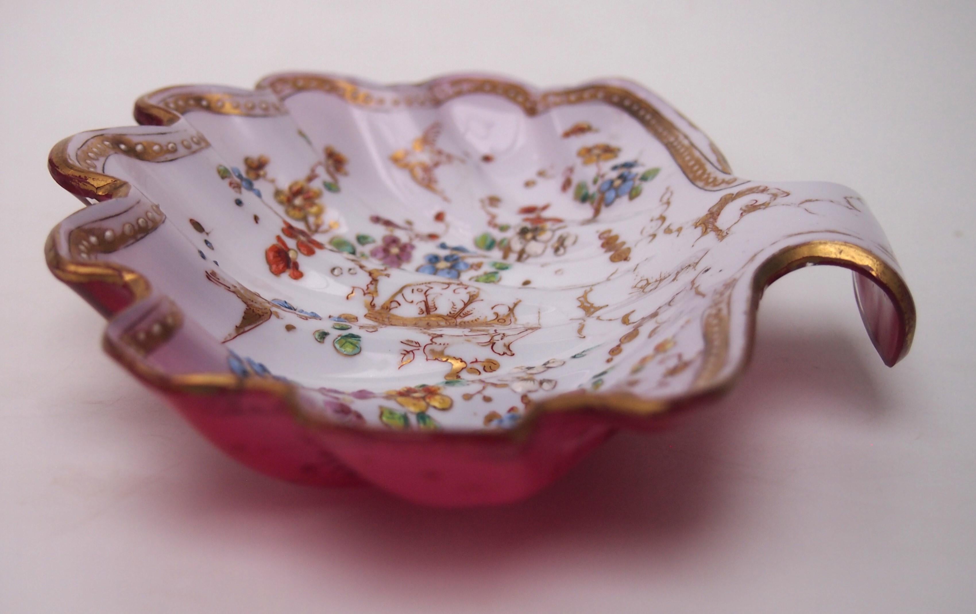 Néo-rococo Plat en verre Harrach décoré d'oiseaux en branches  c1890 en vente