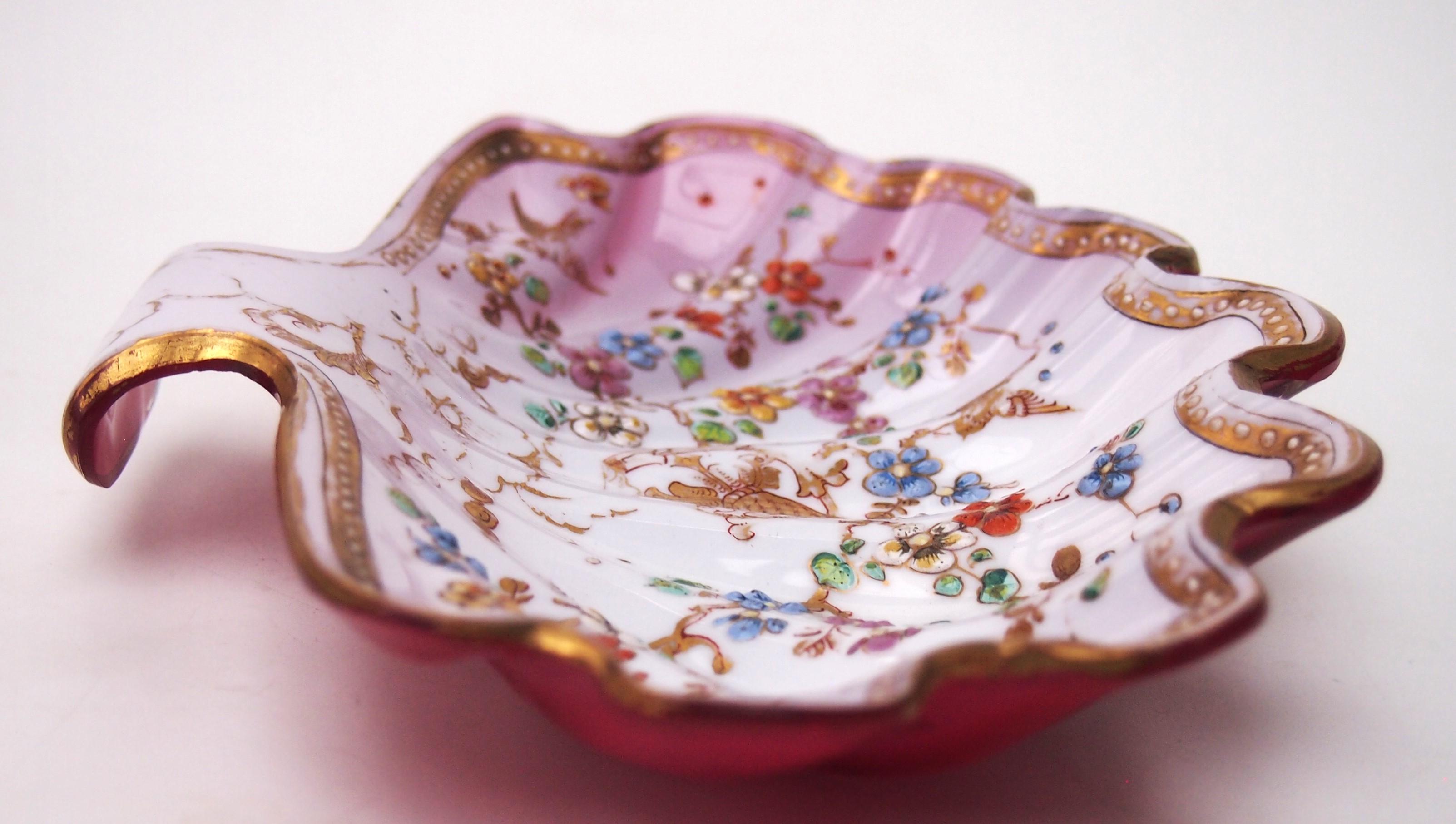 Fin du XIXe siècle Plat en verre Harrach décoré d'oiseaux en branches  c1890 en vente