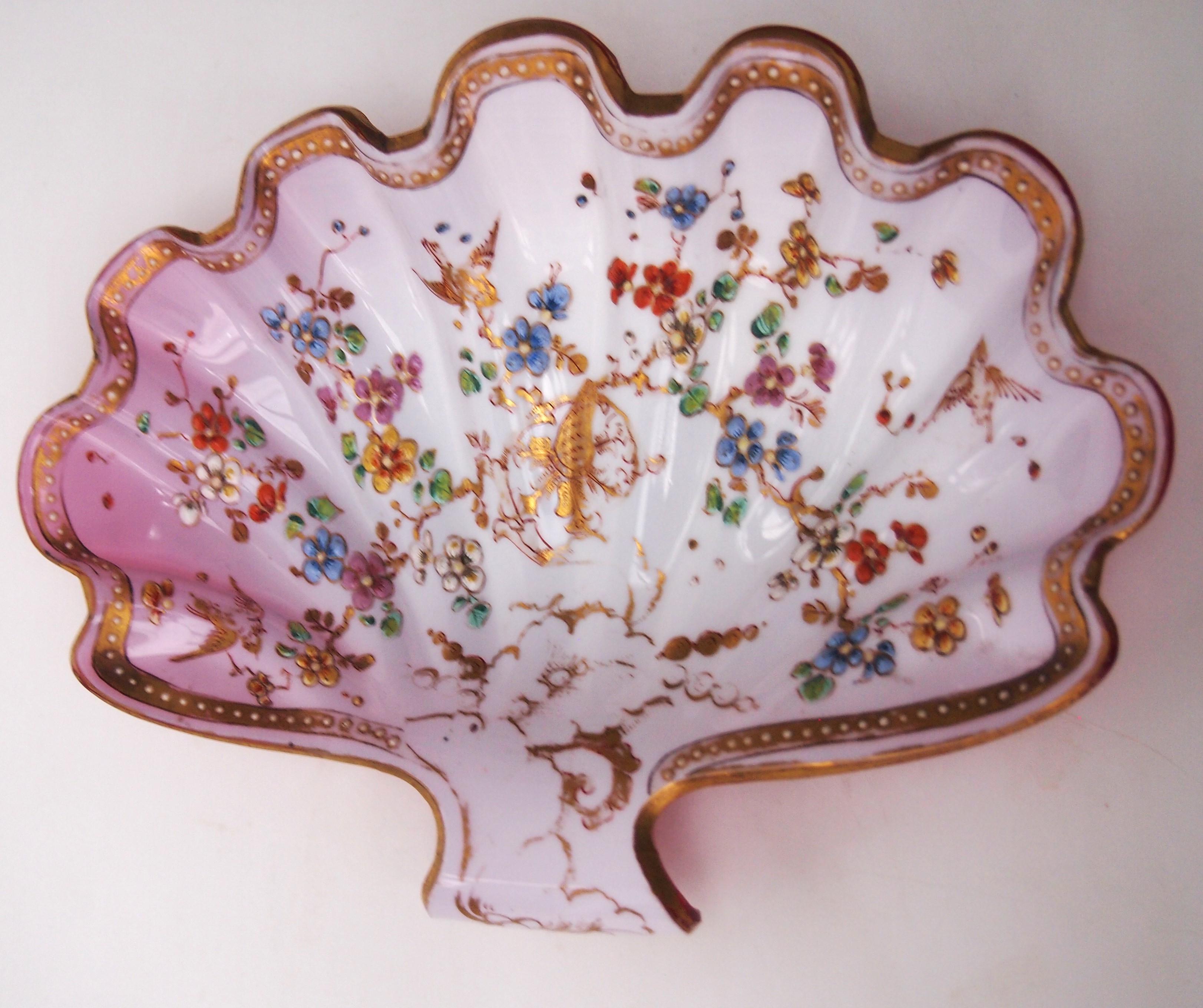 Verre d'art Plat en verre Harrach décoré d'oiseaux en branches  c1890 en vente