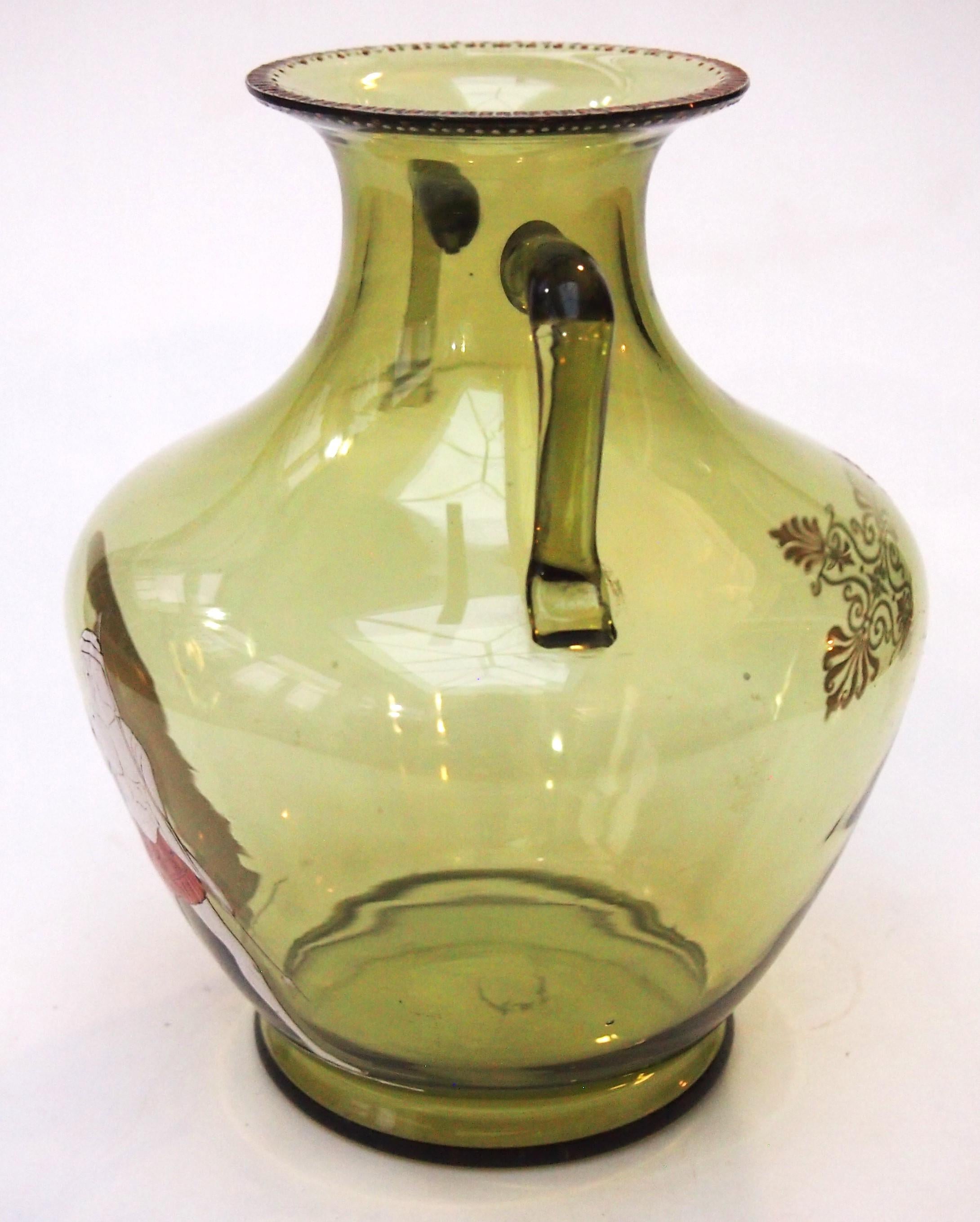 Ungewöhnliches Beispiel einer olivgrünen, emaillierten Vase mit zwei Henkeln von Harrach, die zwei klassische Figuren darstellt: einen bärtigen Krieger und eine ältere Frau, beide in Weiß auf Orange. Die Vase ist zusätzlich rund um den Deckel und