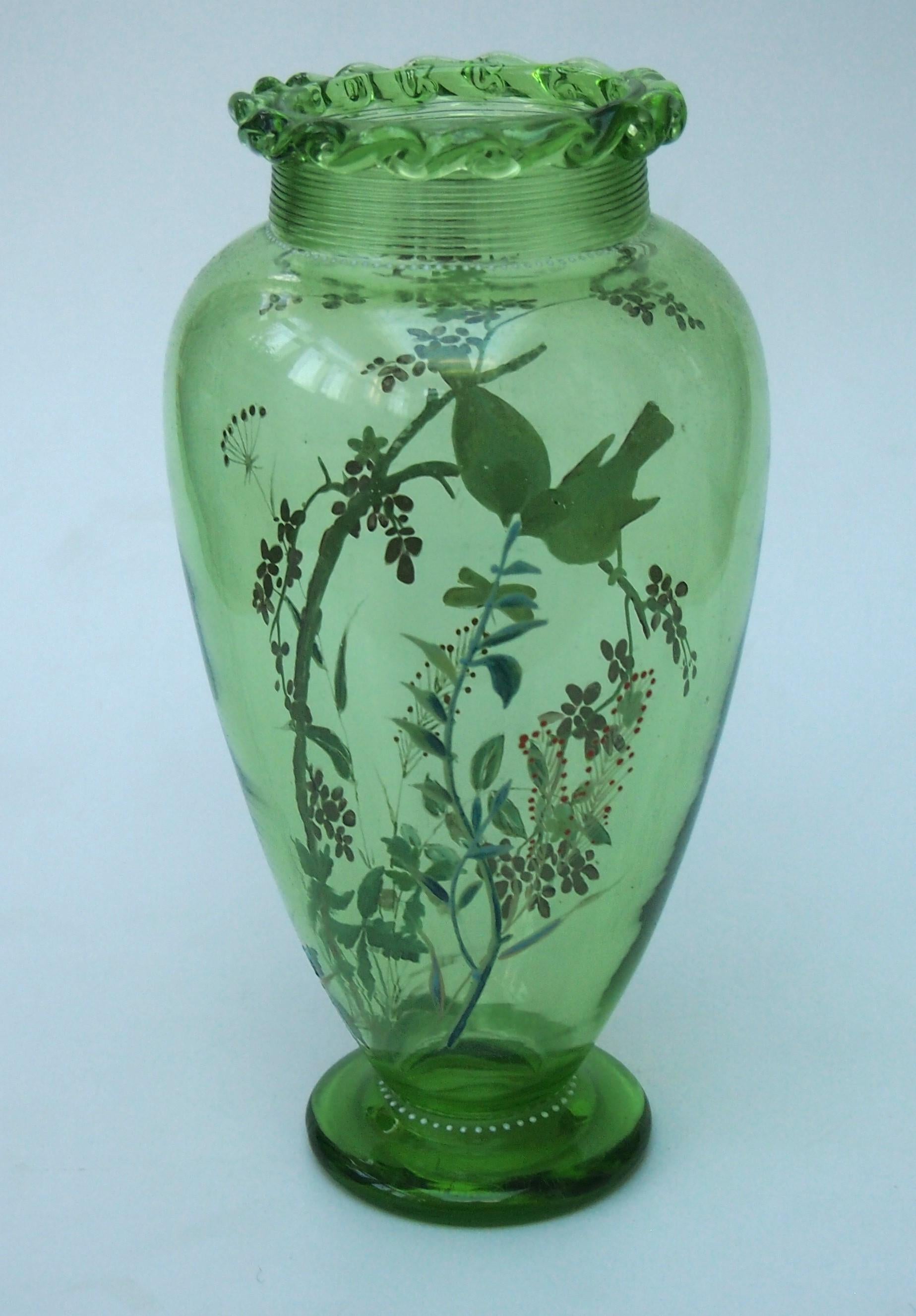 Art nouveau Vase en verre Harrach décoré d'oiseaux en branches  c1890 en vente