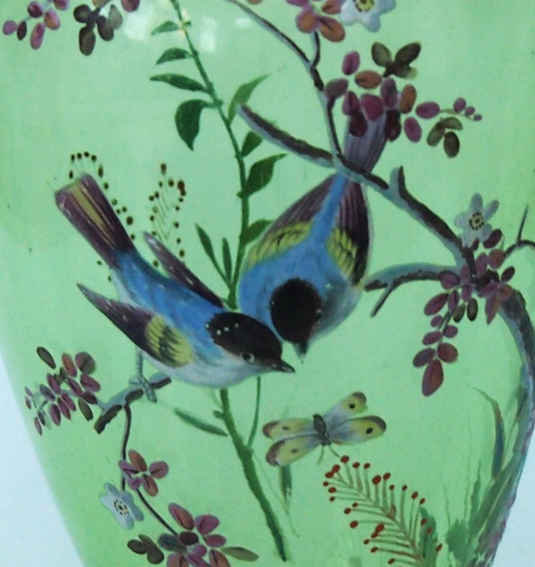 Vase en verre Harrach décoré d'oiseaux en branches  c1890 en vente 2