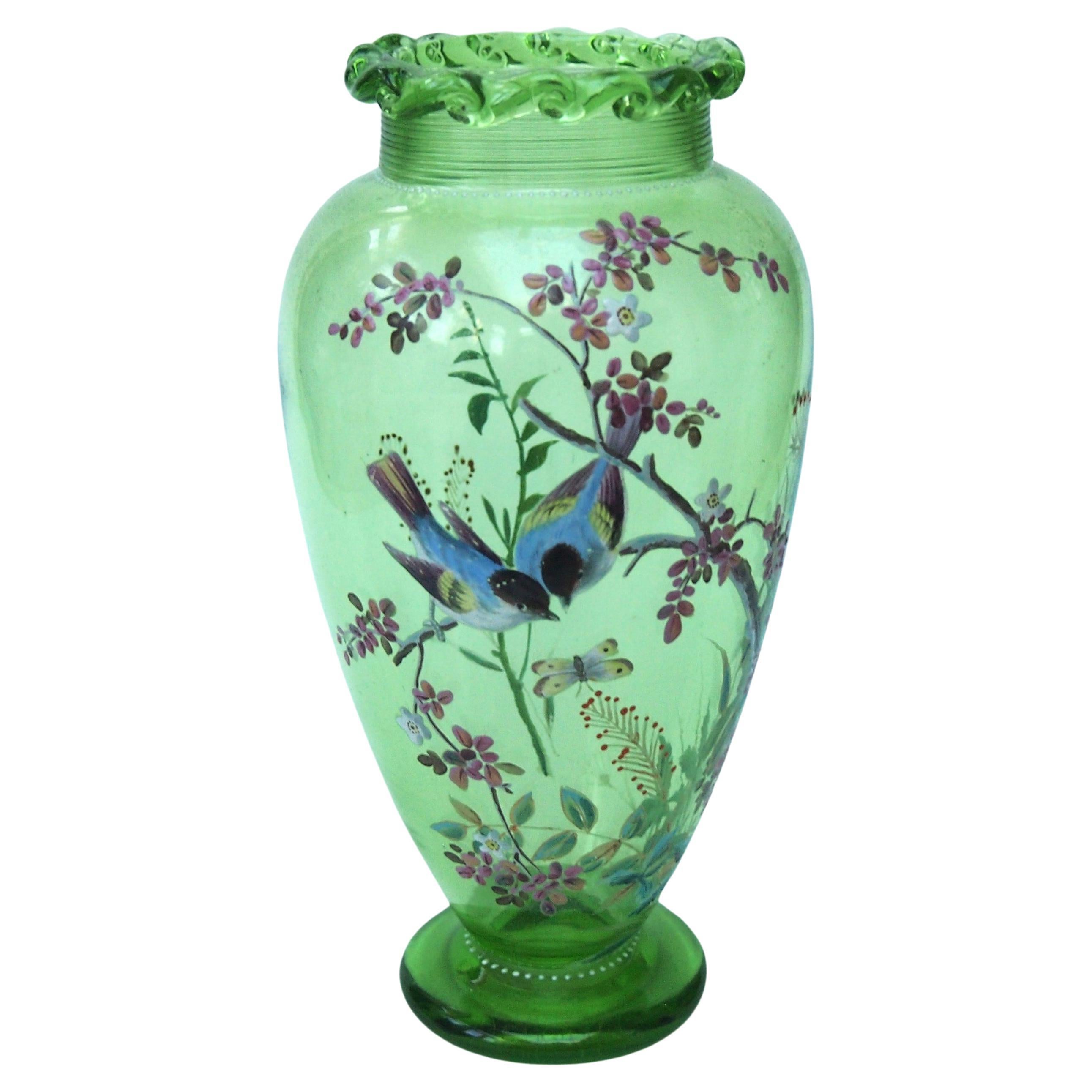 Vase en verre Harrach décoré d'oiseaux en branches  c1890