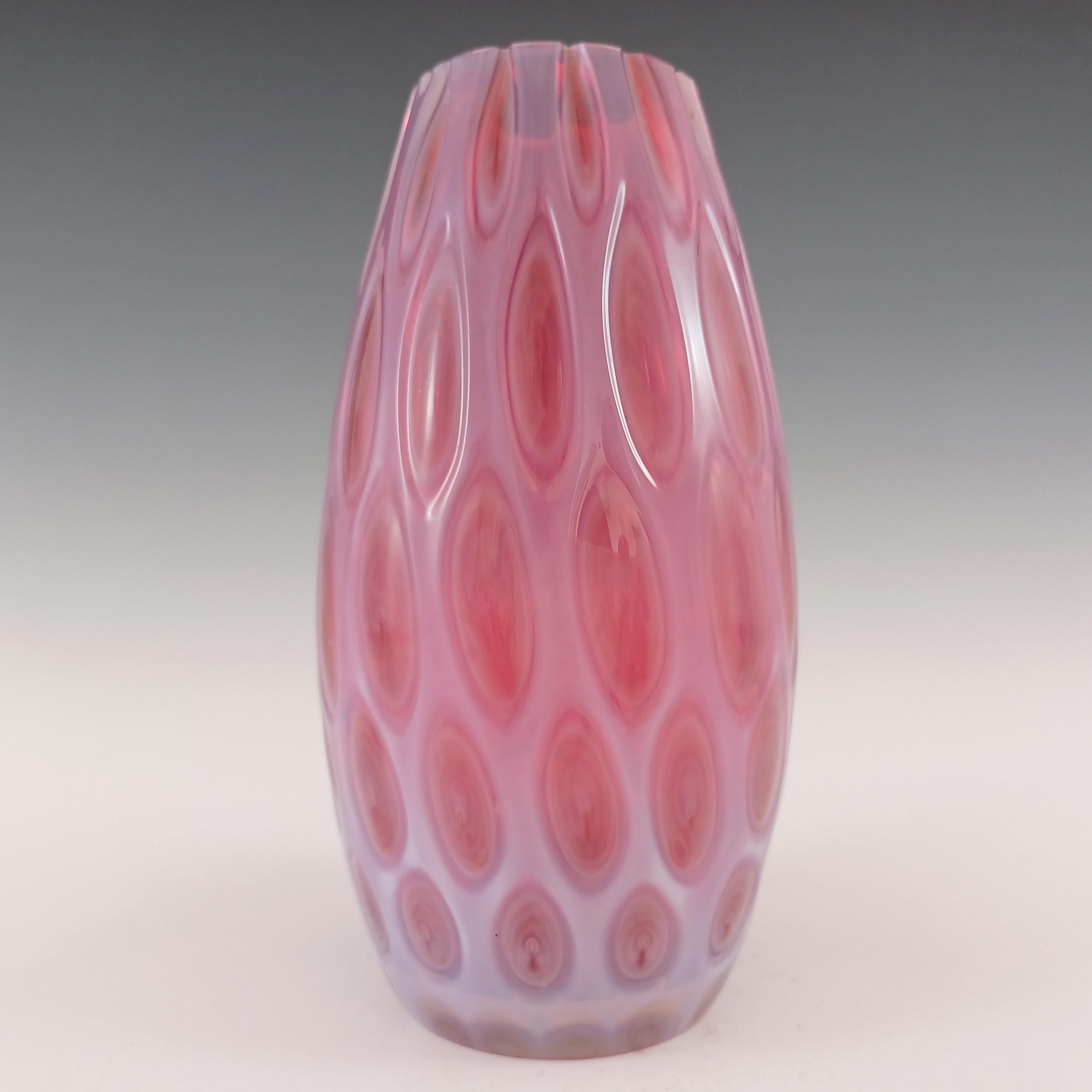 Magnifique vase 'Floret' en verre tchèque rose et blanc opalescent avec motif d'olives. Fabriqué par la verrerie Harrachov et conçu par Milan Metelak en 1966. Des pièces similaires sont présentées dans le catalogue Harrachov de 1987, et ce motif est