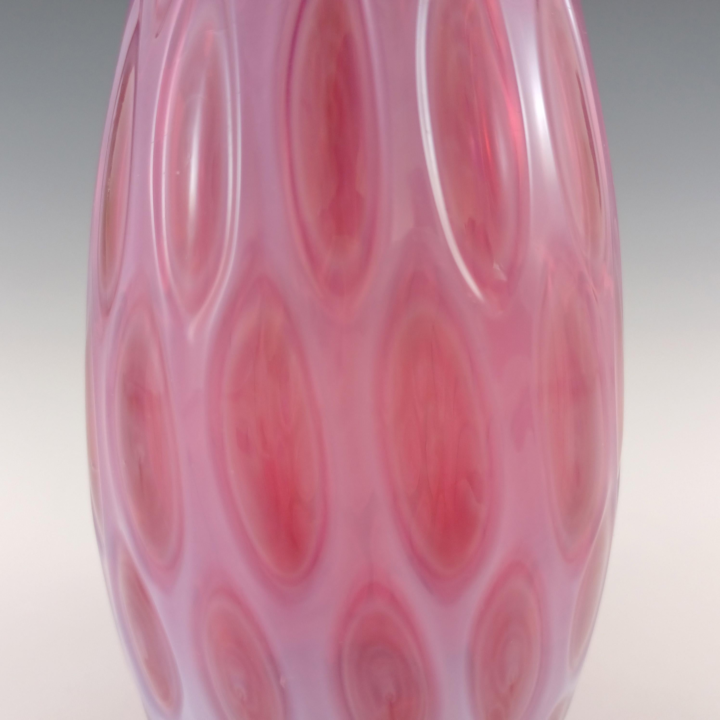 Fait main Vase Floret tchèque en verre opalescent rose Harrachov de Milan Metelak en vente