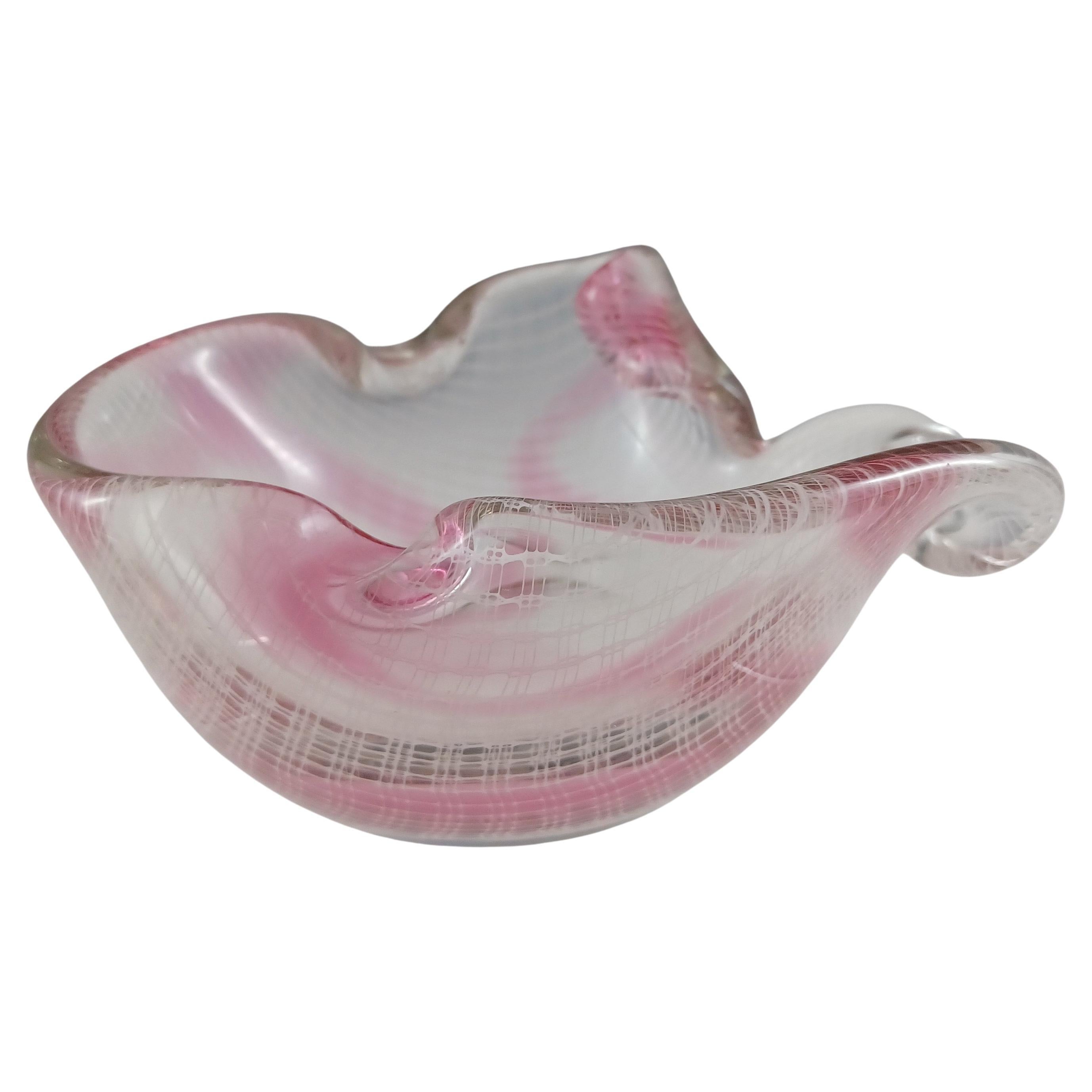 Ciotola "Harrtil" in vetro rosa e bianco a reticolo di Harrachov Czech in vendita
