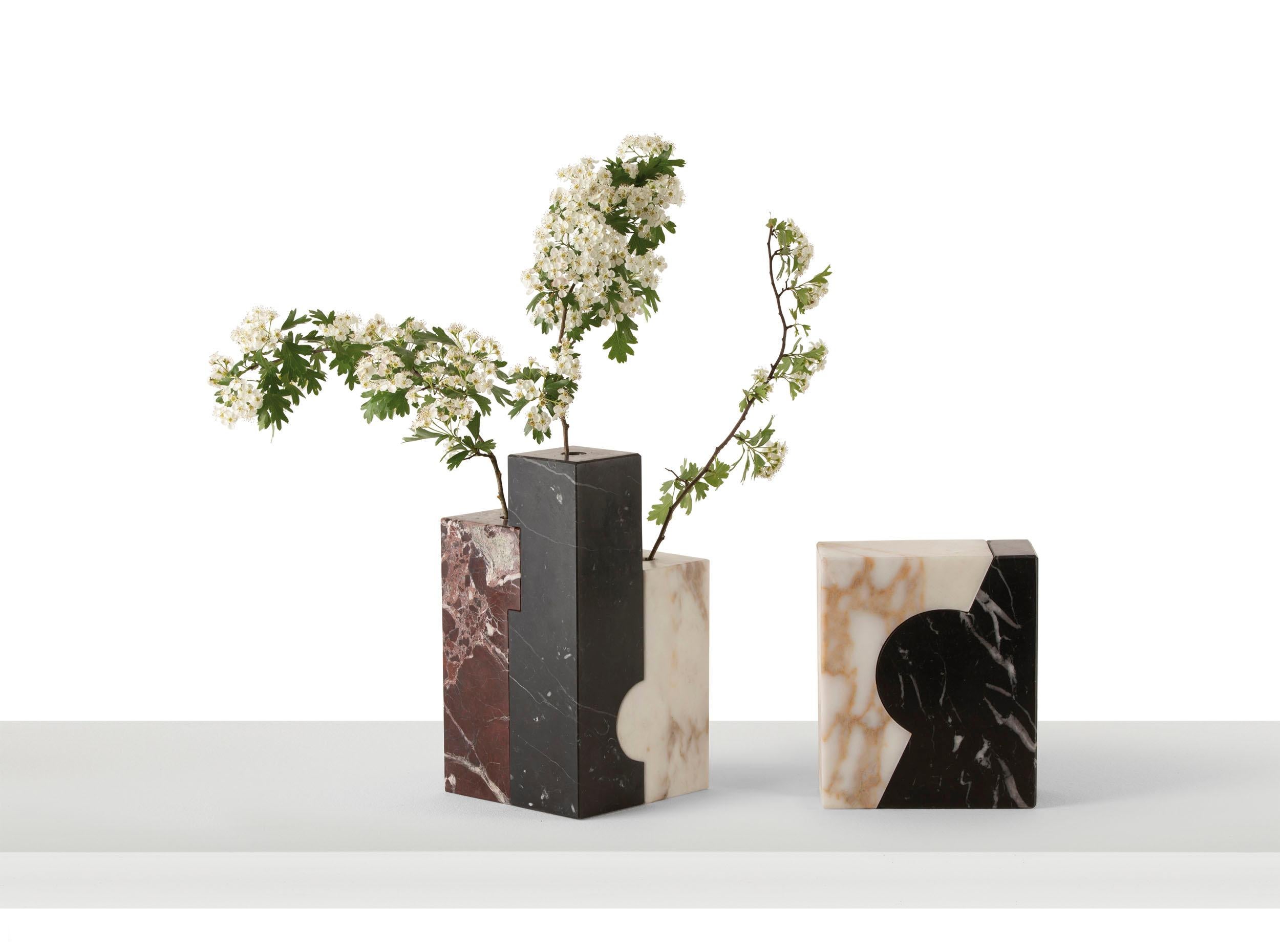 Series of marble vases and bookends in the variants: lepanto red, alpi green and marquinia black.
Both bookends and vases feature a complementary structure that intersects, acquiring a monolithic form when joined and at the same time can be broken