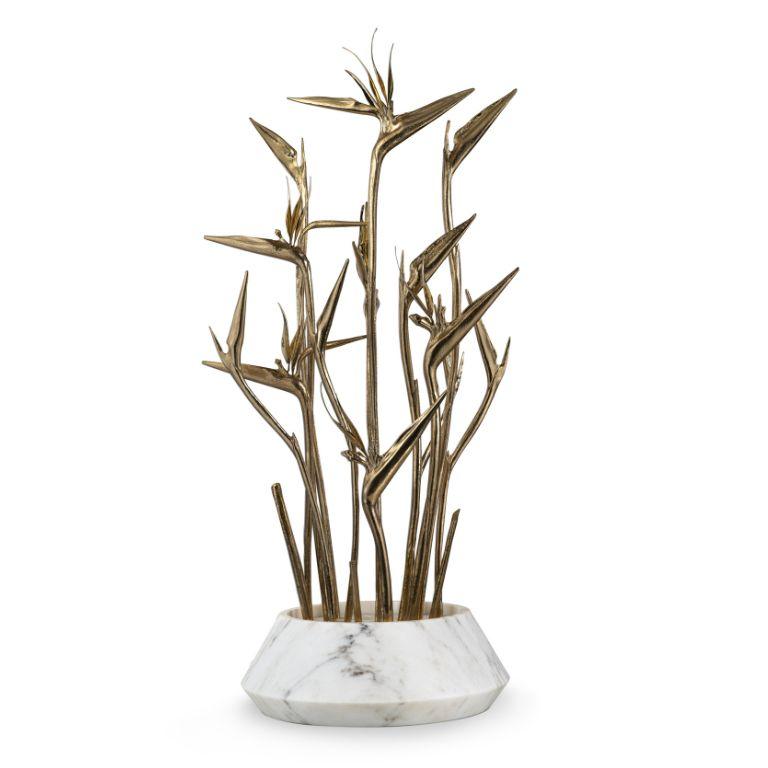 Inspired by the exquisite flower beds of birds of paradise, Harriak epitomizes design defined by nature. This sculptural vase harmoniously blends natural forms with the refined sensibility of its creator, resulting in a piece that is both visually